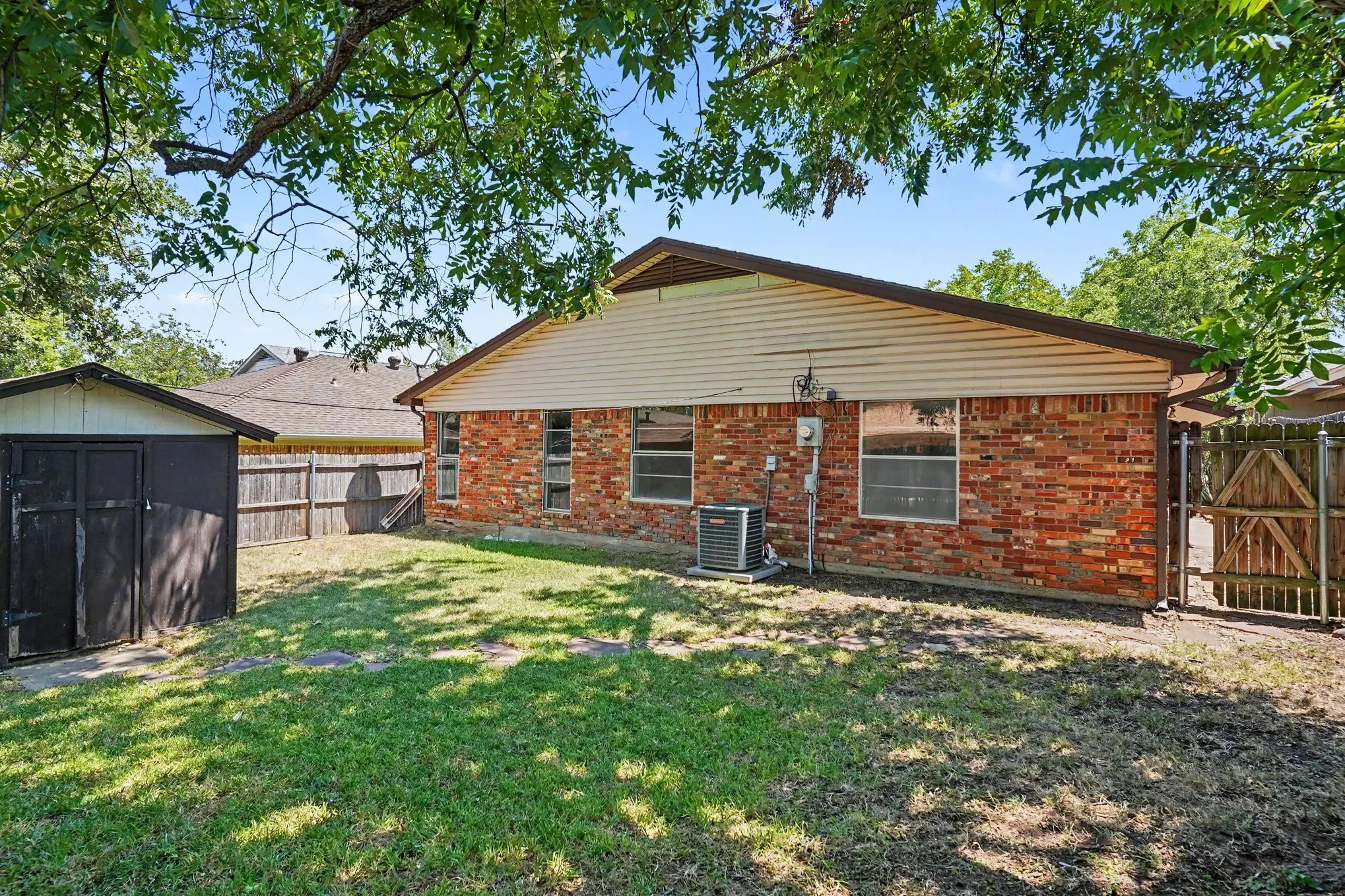 Single Family Residence For Sale in Tarrant County , 17 Oakmont Court, Pantego, Texas 76013, 3 Bedroom, 2 Bathroom, 2 Garage spaces, 1,416 Sqft, built in 1978, mls#21381647, Real Estate Agent in Pantego, Homes For Sale in Tarrant county, Homes For Sale in Pantego, Realtor in Pantego Texas, Real Estate Brokerage Independent Realty Texas, Luminita Cordes Realtor
