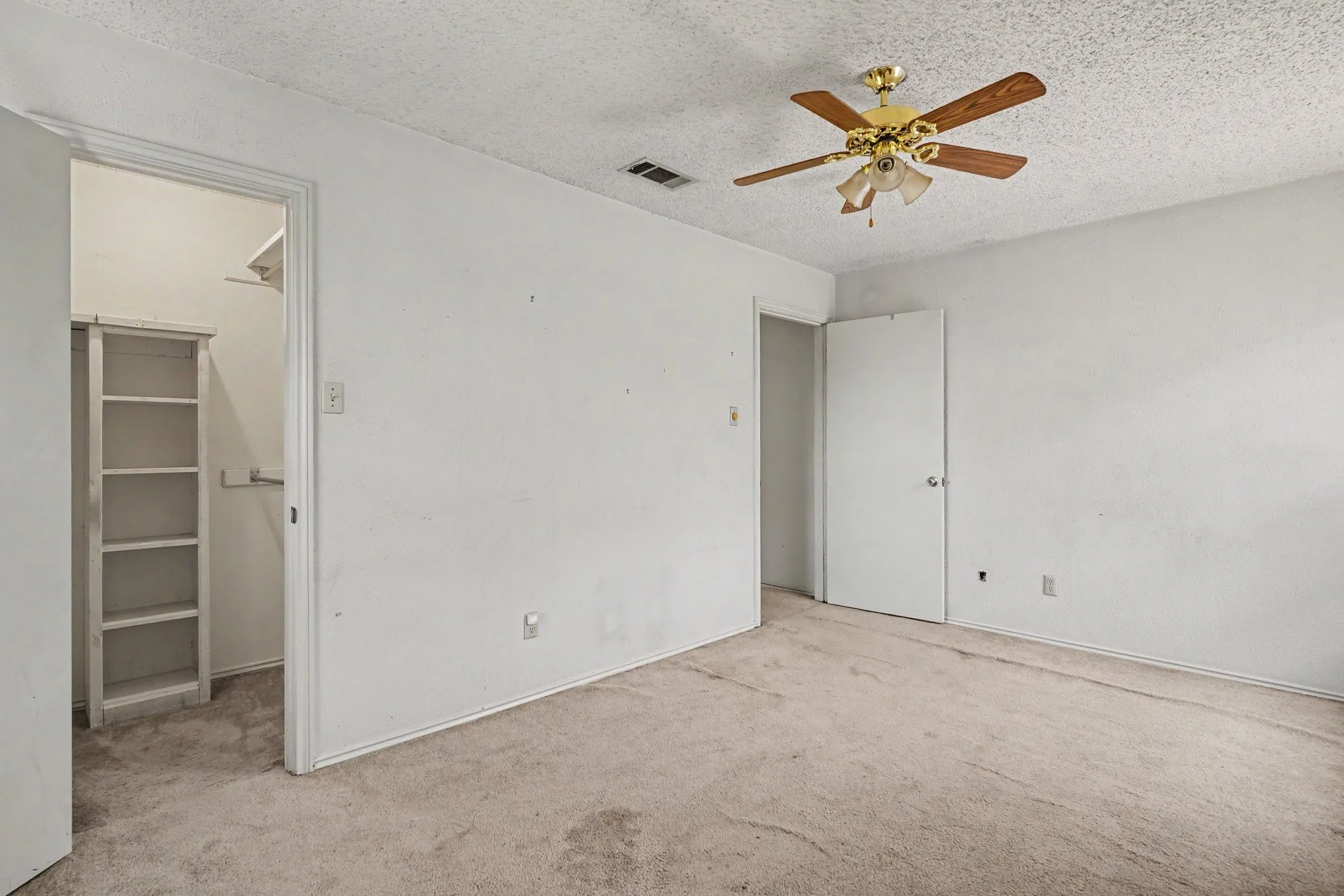 Single Family Residence For Sale in Tarrant County , 17 Oakmont Court, Pantego, Texas 76013, 3 Bedroom, 2 Bathroom, 2 Garage spaces, 1,416 Sqft, built in 1978, mls#21381647, Real Estate Agent in Pantego, Homes For Sale in Tarrant county, Homes For Sale in Pantego, Realtor in Pantego Texas, Real Estate Brokerage Independent Realty Texas, Luminita Cordes Realtor