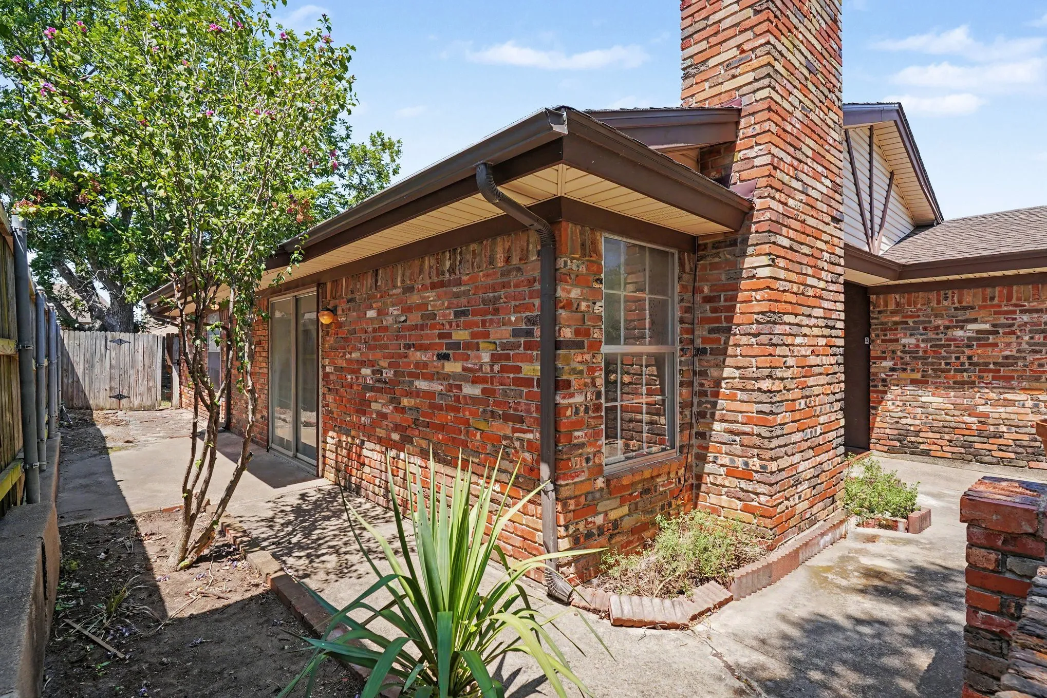 Single Family Residence For Sale in Tarrant County , 17 Oakmont Court, Pantego, Texas 76013, 3 Bedroom, 2 Bathroom, 2 Garage spaces, 1,416 Sqft, built in 1978, mls#21381647, Real Estate Agent in Pantego, Homes For Sale in Tarrant county, Homes For Sale in Pantego, Realtor in Pantego Texas, Real Estate Brokerage Independent Realty Texas, Luminita Cordes Realtor
