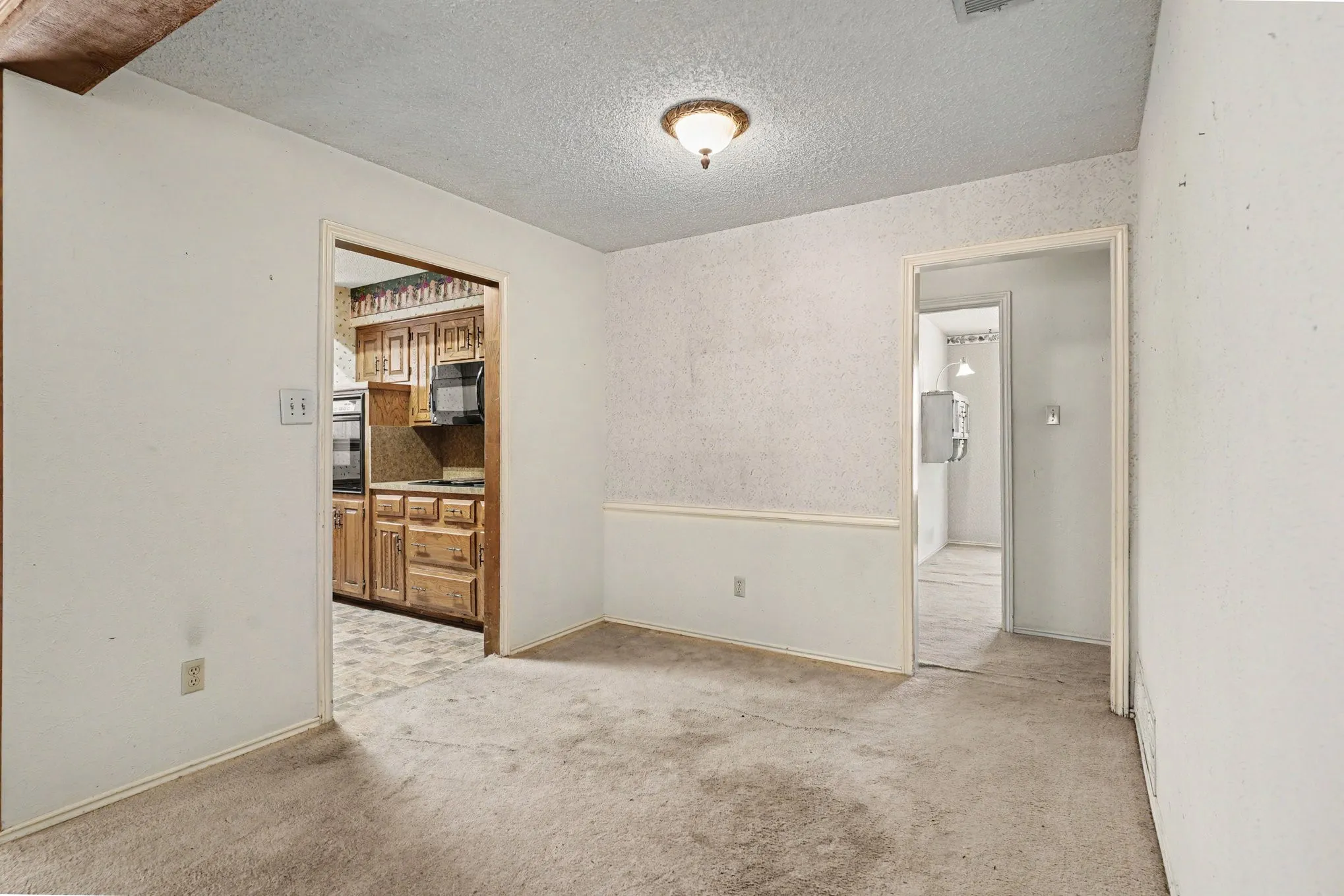 Single Family Residence For Sale in Tarrant County , 17 Oakmont Court, Pantego, Texas 76013, 3 Bedroom, 2 Bathroom, 2 Garage spaces, 1,416 Sqft, built in 1978, mls#21381647, Real Estate Agent in Pantego, Homes For Sale in Tarrant county, Homes For Sale in Pantego, Realtor in Pantego Texas, Real Estate Brokerage Independent Realty Texas, Luminita Cordes Realtor