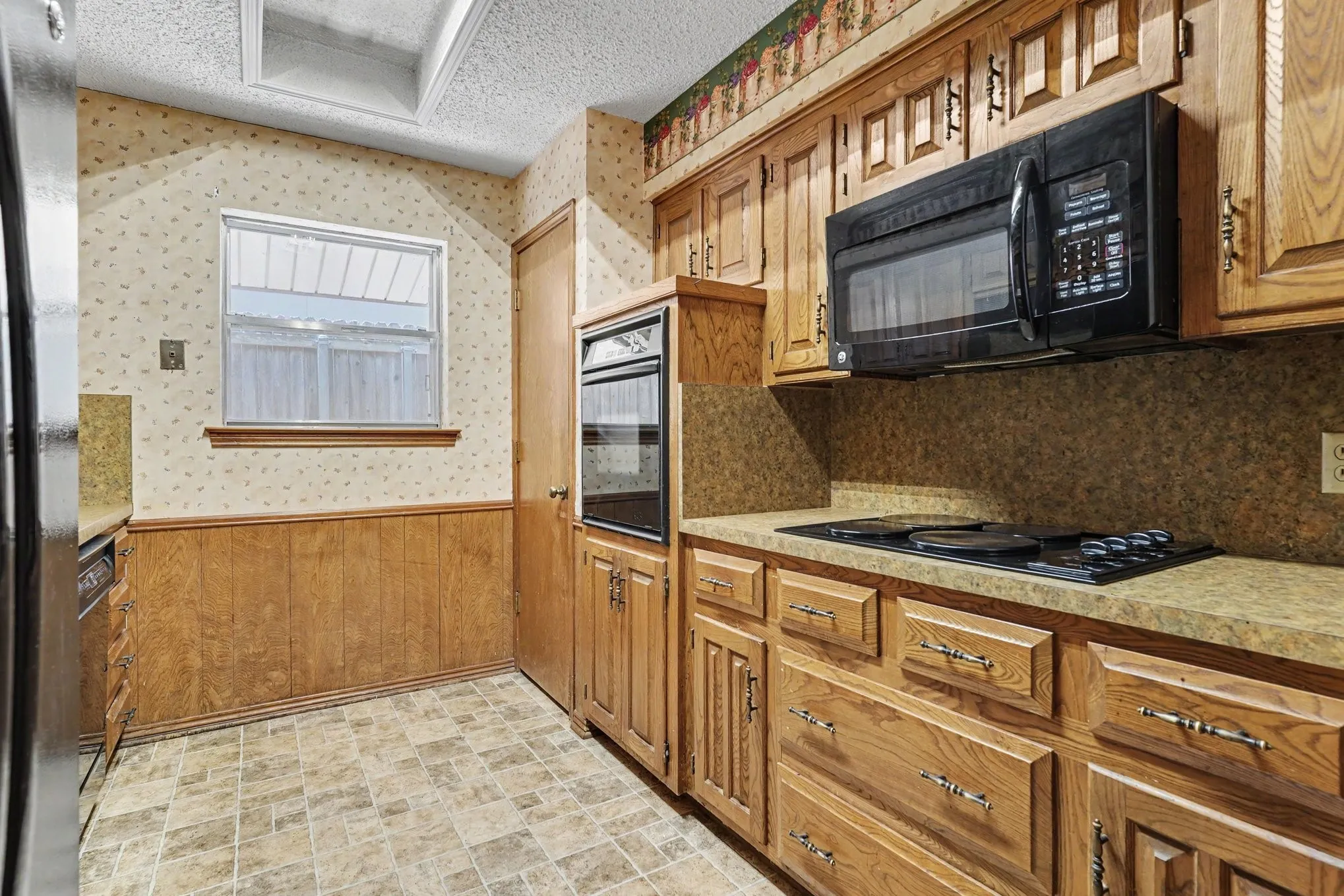 Single Family Residence For Sale in Tarrant County , 17 Oakmont Court, Pantego, Texas 76013, 3 Bedroom, 2 Bathroom, 2 Garage spaces, 1,416 Sqft, built in 1978, mls#21381647, Real Estate Agent in Pantego, Homes For Sale in Tarrant county, Homes For Sale in Pantego, Realtor in Pantego Texas, Real Estate Brokerage Independent Realty Texas, Luminita Cordes Realtor