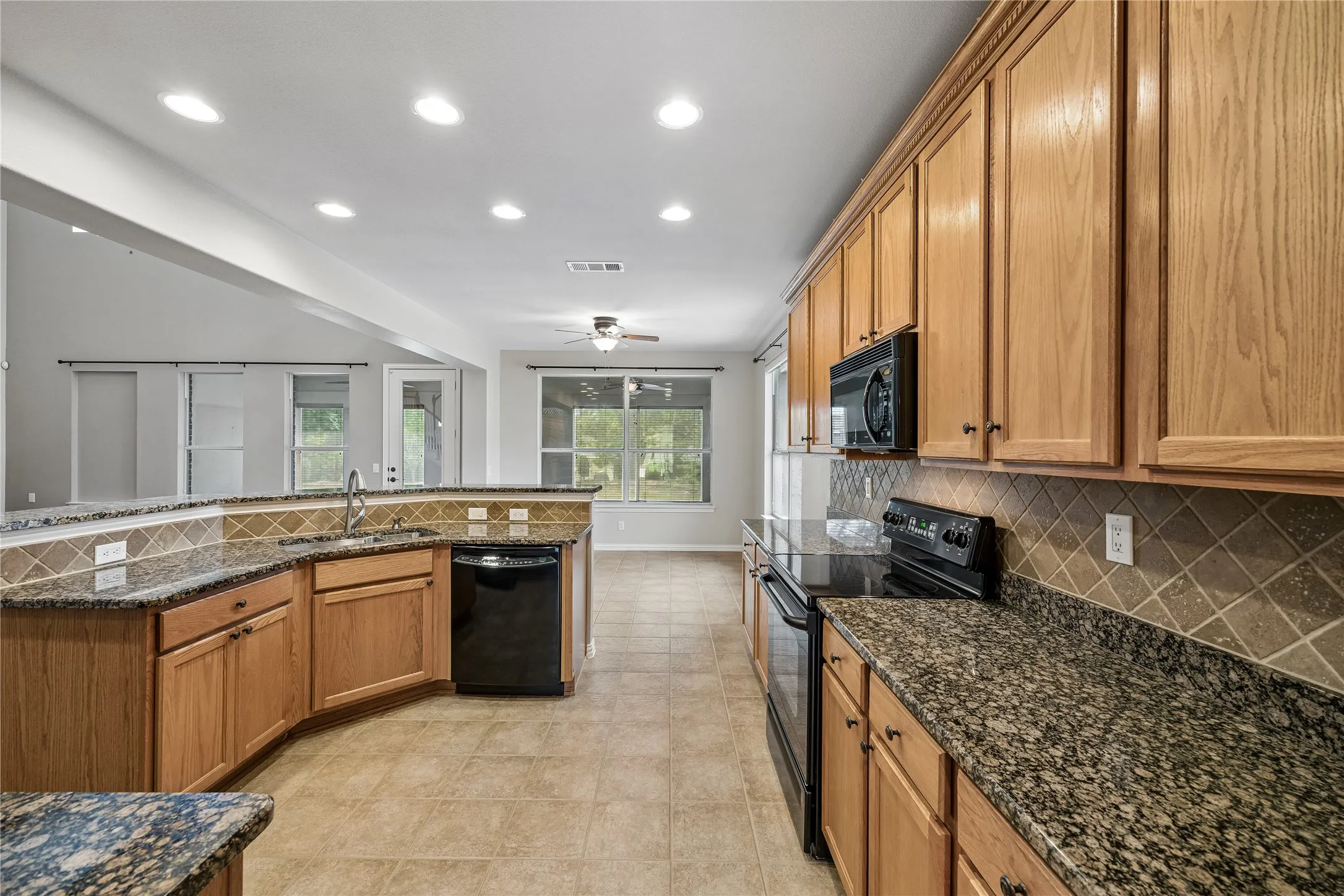 Single Family Residence For Sale in Denton County , 8713 Franklin Drive, Denton, Texas 76207, 3 Bedroom, 3 Bathroom, 2 Garage spaces, 3,220 Sqft, built in 2005, mls#21365975, Real Estate Agent in Denton, Homes For Sale in Denton county, Homes For Sale in Denton, Realtor in Denton Texas, Real Estate Brokerage Independent Realty Texas, Luminita Cordes Realtor