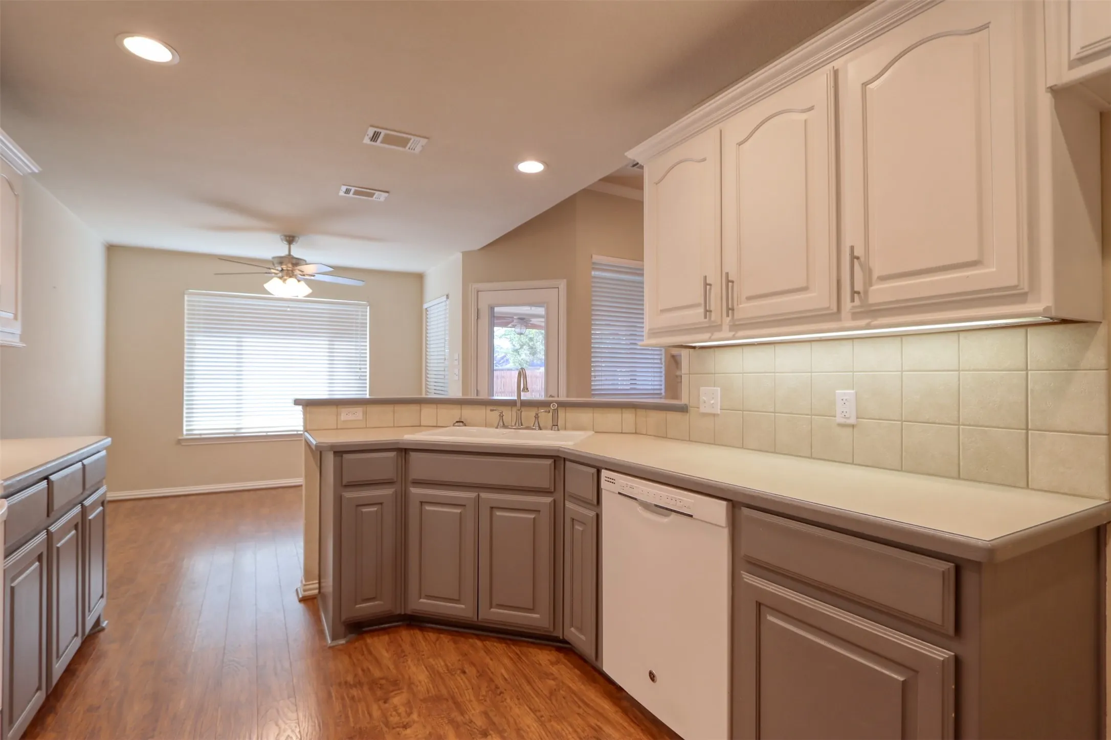 Single Family Residence For Rent in Ellis County , 6218 Cynthia Drive, Midlothian, Texas 76065, 4 Bedroom, 2 Bathroom, 2 Garage spaces, 1,666 Sqft, built in 2003, mls#21381675, Real Estate Agent in Midlothian, Homes For Rent in Ellis county, Homes For Rent in Midlothian, Realtor in Midlothian Texas, Real Estate Brokerage Independent Realty Texas, Luminita Cordes Realtor