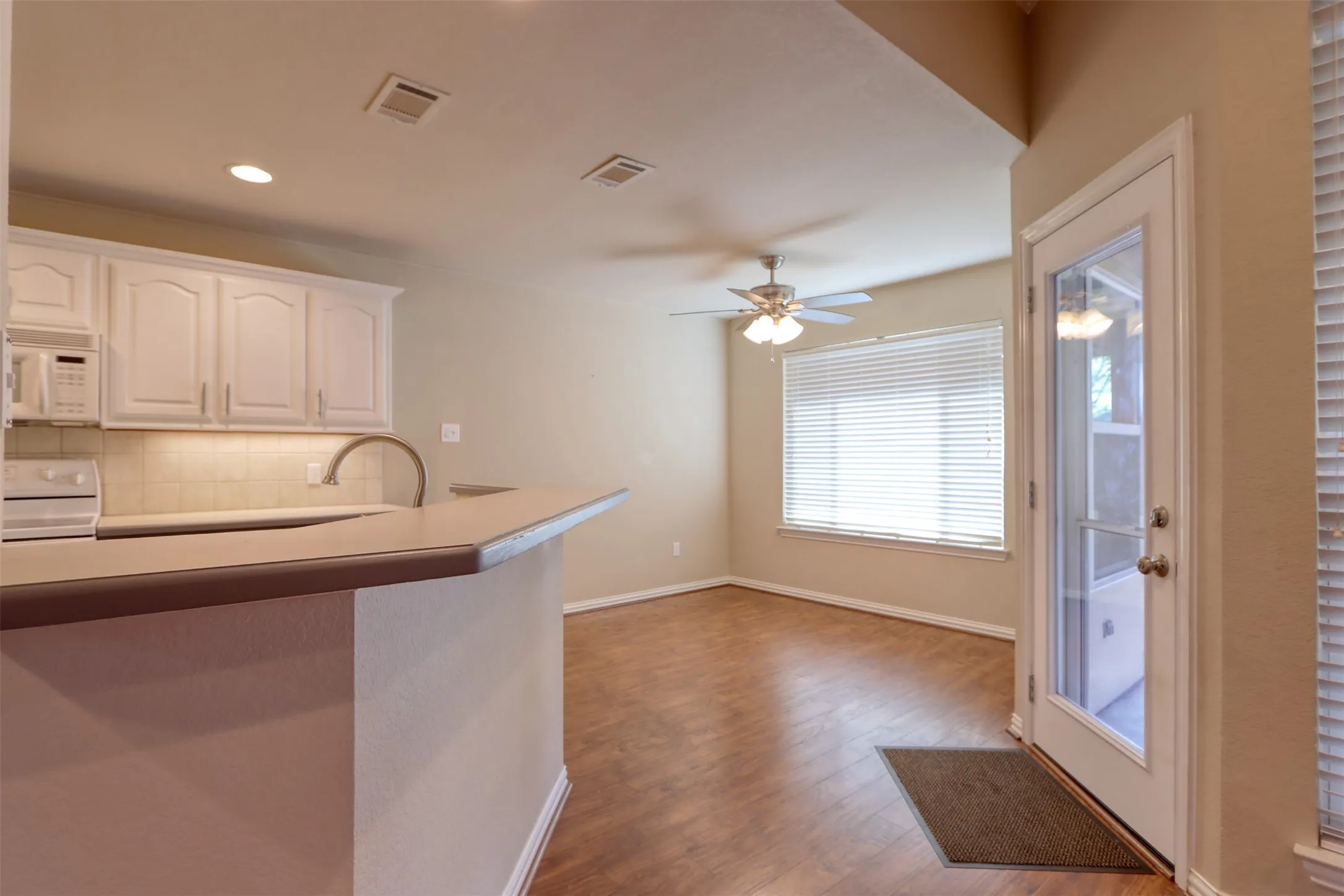 Single Family Residence For Rent in Ellis County , 6218 Cynthia Drive, Midlothian, Texas 76065, 4 Bedroom, 2 Bathroom, 2 Garage spaces, 1,666 Sqft, built in 2003, mls#21381675, Real Estate Agent in Midlothian, Homes For Rent in Ellis county, Homes For Rent in Midlothian, Realtor in Midlothian Texas, Real Estate Brokerage Independent Realty Texas, Luminita Cordes Realtor