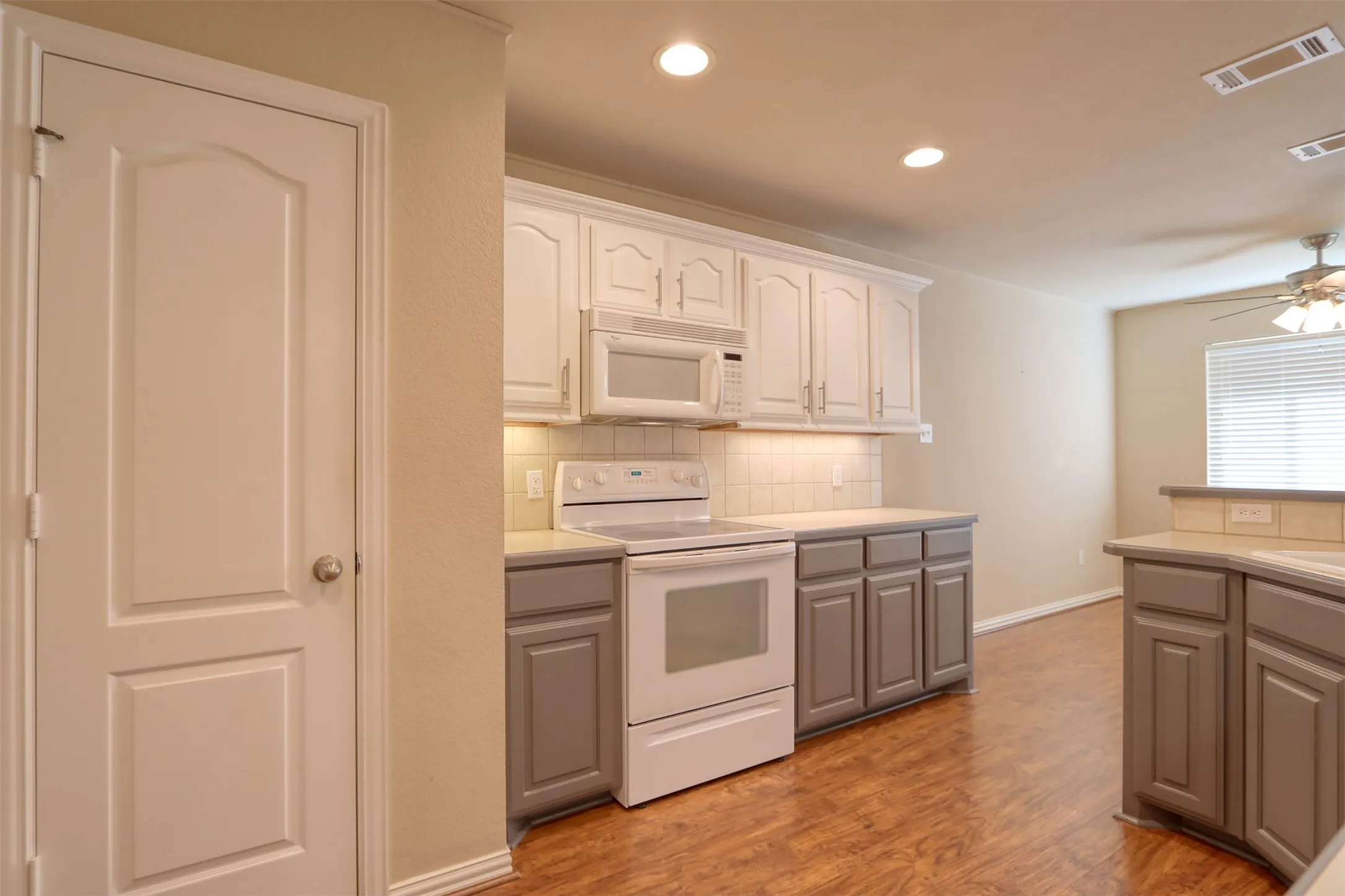 Single Family Residence For Rent in Ellis County , 6218 Cynthia Drive, Midlothian, Texas 76065, 4 Bedroom, 2 Bathroom, 2 Garage spaces, 1,666 Sqft, built in 2003, mls#21381675, Real Estate Agent in Midlothian, Homes For Rent in Ellis county, Homes For Rent in Midlothian, Realtor in Midlothian Texas, Real Estate Brokerage Independent Realty Texas, Luminita Cordes Realtor