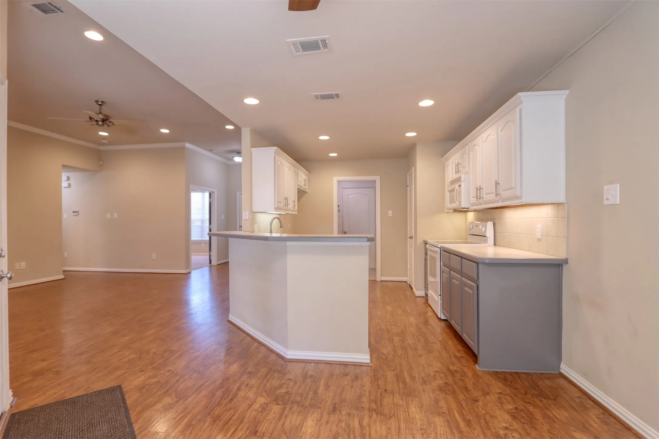 Single Family Residence For Rent in Ellis County , 6218 Cynthia Drive, Midlothian, Texas 76065, 4 Bedroom, 2 Bathroom, 2 Garage spaces, 1,666 Sqft, built in 2003, mls#21381675, Real Estate Agent in Midlothian, Homes For Rent in Ellis county, Homes For Rent in Midlothian, Realtor in Midlothian Texas, Real Estate Brokerage Independent Realty Texas, Luminita Cordes Realtor
