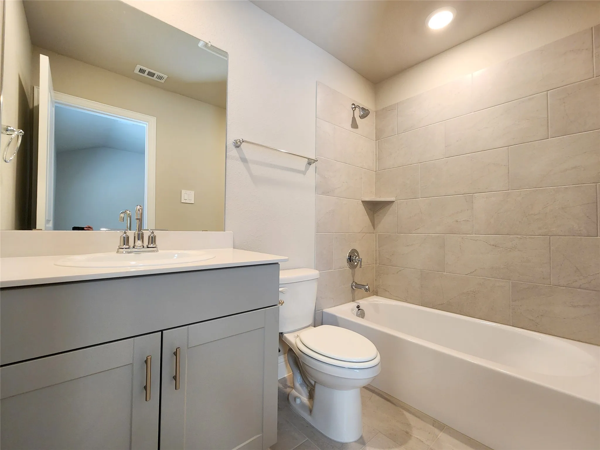 2nd master bedroom's private full bathroom