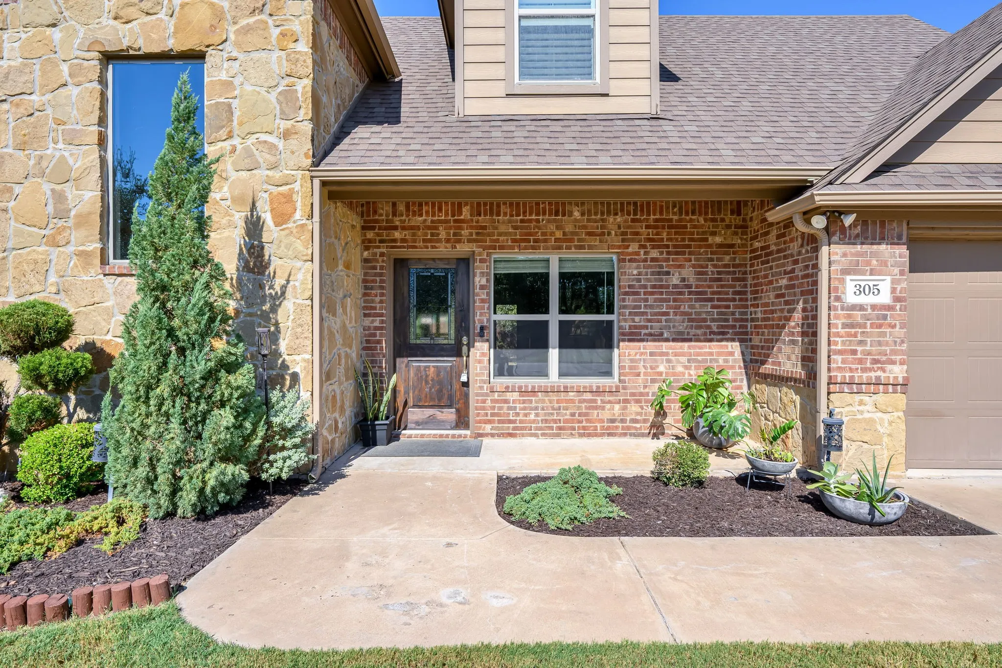Single Family Residence For Sale in Hood County , 305 Donna Circle, Granbury, Texas 76049, 3 Bedroom, 3 Bathroom, 2 Garage spaces, 1,749 Sqft, built in 2018, mls#21373988, Real Estate Agent in Granbury, Homes For Sale in Hood county, Homes For Sale in Granbury, Realtor in Granbury Texas, Real Estate Brokerage Independent Realty Texas, Luminita Cordes Realtor