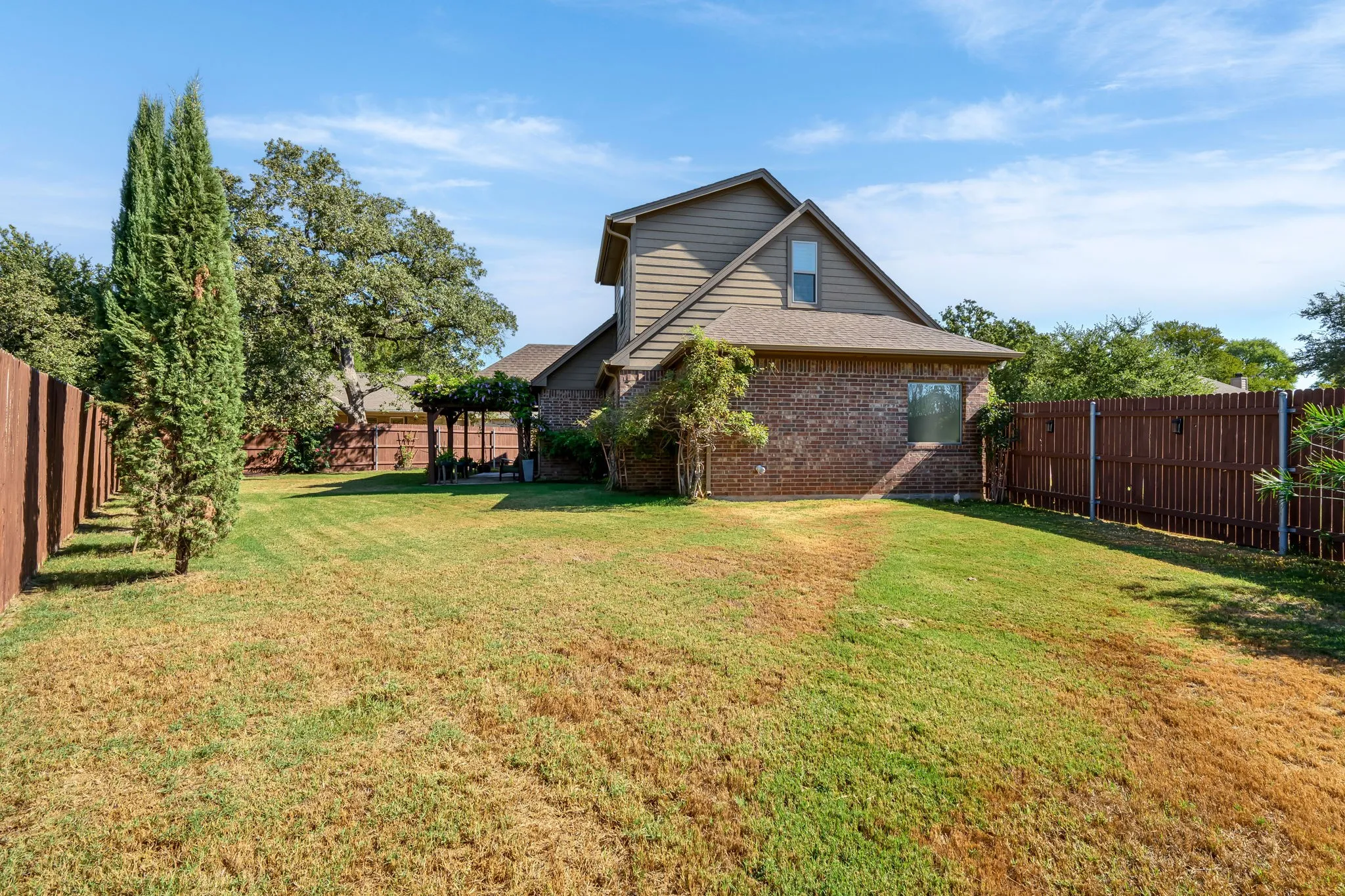 Single Family Residence For Sale in Hood County , 305 Donna Circle, Granbury, Texas 76049, 3 Bedroom, 3 Bathroom, 2 Garage spaces, 1,749 Sqft, built in 2018, mls#21373988, Real Estate Agent in Granbury, Homes For Sale in Hood county, Homes For Sale in Granbury, Realtor in Granbury Texas, Real Estate Brokerage Independent Realty Texas, Luminita Cordes Realtor