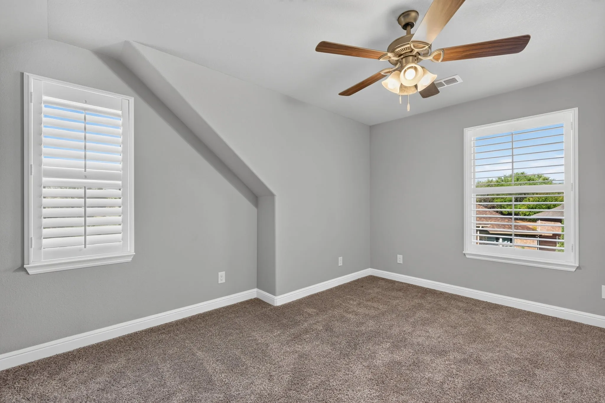 Single Family Residence For Sale in Hood County , 305 Donna Circle, Granbury, Texas 76049, 3 Bedroom, 3 Bathroom, 2 Garage spaces, 1,749 Sqft, built in 2018, mls#21373988, Real Estate Agent in Granbury, Homes For Sale in Hood county, Homes For Sale in Granbury, Realtor in Granbury Texas, Real Estate Brokerage Independent Realty Texas, Luminita Cordes Realtor