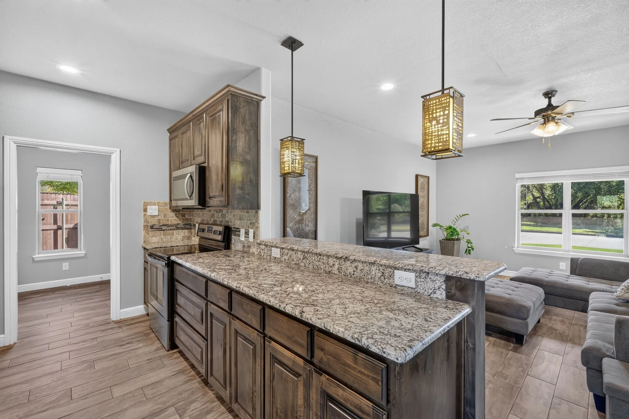 Single Family Residence For Sale in Hood County , 305 Donna Circle, Granbury, Texas 76049, 3 Bedroom, 3 Bathroom, 2 Garage spaces, 1,749 Sqft, built in 2018, mls#21373988, Real Estate Agent in Granbury, Homes For Sale in Hood county, Homes For Sale in Granbury, Realtor in Granbury Texas, Real Estate Brokerage Independent Realty Texas, Luminita Cordes Realtor