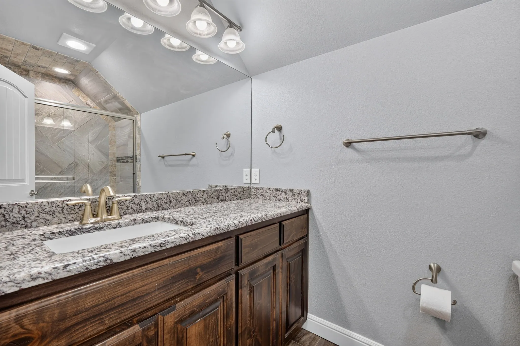 Single Family Residence For Sale in Hood County , 305 Donna Circle, Granbury, Texas 76049, 3 Bedroom, 3 Bathroom, 2 Garage spaces, 1,749 Sqft, built in 2018, mls#21373988, Real Estate Agent in Granbury, Homes For Sale in Hood county, Homes For Sale in Granbury, Realtor in Granbury Texas, Real Estate Brokerage Independent Realty Texas, Luminita Cordes Realtor
