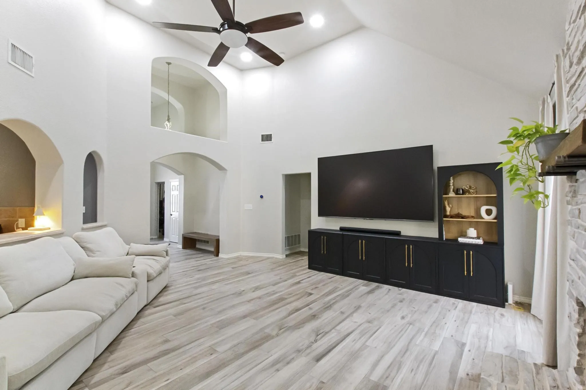 Single Family Residence For Sale in Denton County , 417 Valley View Lane, Krum, Texas 76249, 3 Bedroom, 2 Bathroom, 2 Garage spaces, 1,856 Sqft, built in 2002, mls#21362852, Real Estate Agent in Krum, Homes For Sale in Denton county, Homes For Sale in Krum, Realtor in Krum Texas, Real Estate Brokerage Independent Realty Texas, Luminita Cordes Realtor