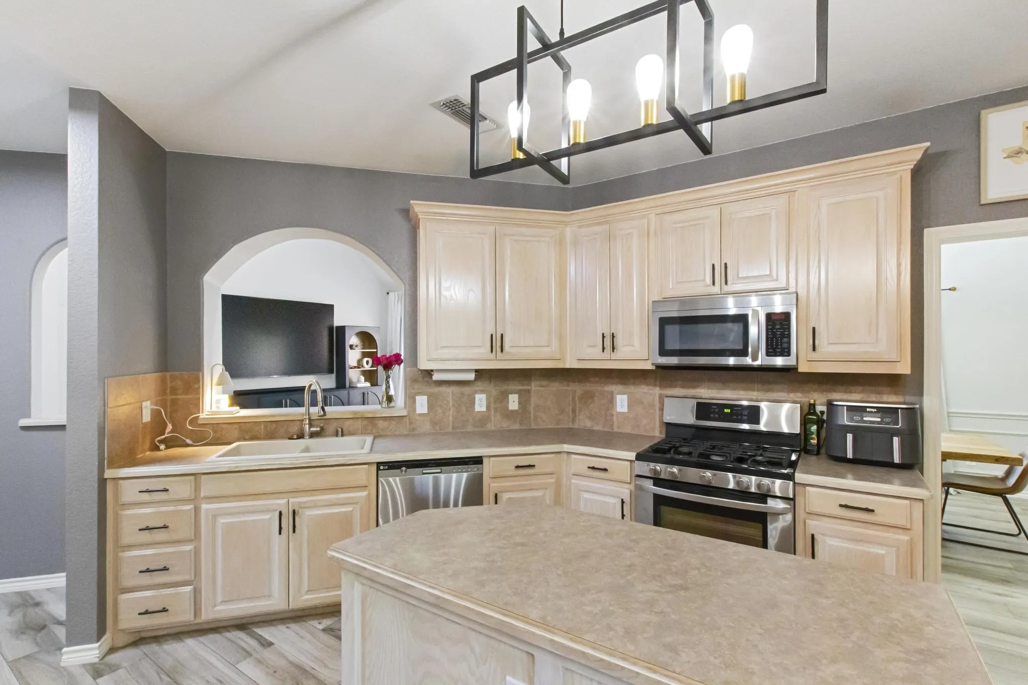 Single Family Residence For Sale in Denton County , 417 Valley View Lane, Krum, Texas 76249, 3 Bedroom, 2 Bathroom, 2 Garage spaces, 1,856 Sqft, built in 2002, mls#21362852, Real Estate Agent in Krum, Homes For Sale in Denton county, Homes For Sale in Krum, Realtor in Krum Texas, Real Estate Brokerage Independent Realty Texas, Luminita Cordes Realtor
