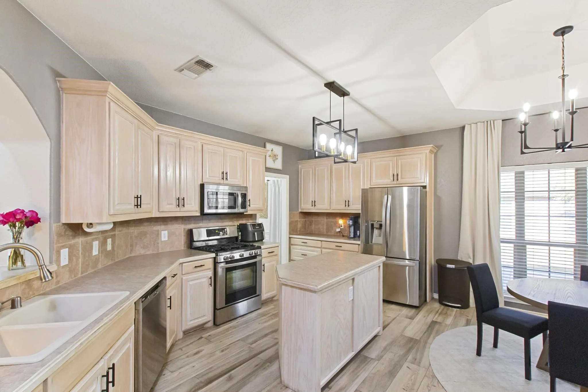 Single Family Residence For Sale in Denton County , 417 Valley View Lane, Krum, Texas 76249, 3 Bedroom, 2 Bathroom, 2 Garage spaces, 1,856 Sqft, built in 2002, mls#21362852, Real Estate Agent in Krum, Homes For Sale in Denton county, Homes For Sale in Krum, Realtor in Krum Texas, Real Estate Brokerage Independent Realty Texas, Luminita Cordes Realtor