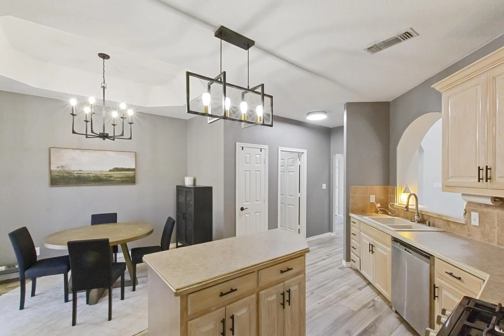 Single Family Residence For Sale in Denton County , 417 Valley View Lane, Krum, Texas 76249, 3 Bedroom, 2 Bathroom, 2 Garage spaces, 1,856 Sqft, built in 2002, mls#21362852, Real Estate Agent in Krum, Homes For Sale in Denton county, Homes For Sale in Krum, Realtor in Krum Texas, Real Estate Brokerage Independent Realty Texas, Luminita Cordes Realtor