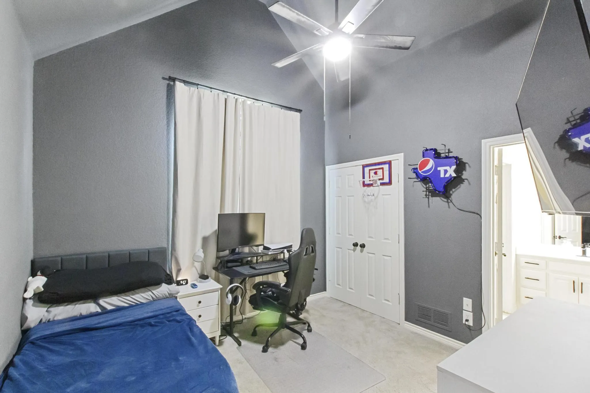 Single Family Residence For Sale in Denton County , 417 Valley View Lane, Krum, Texas 76249, 3 Bedroom, 2 Bathroom, 2 Garage spaces, 1,856 Sqft, built in 2002, mls#21362852, Real Estate Agent in Krum, Homes For Sale in Denton county, Homes For Sale in Krum, Realtor in Krum Texas, Real Estate Brokerage Independent Realty Texas, Luminita Cordes Realtor