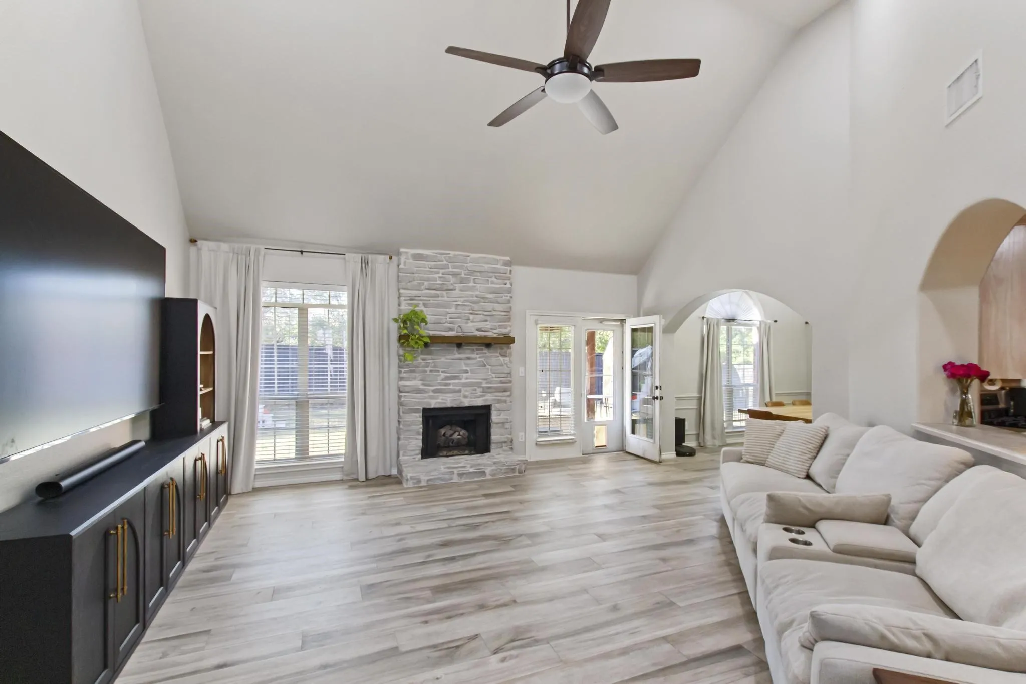 Single Family Residence For Sale in Denton County , 417 Valley View Lane, Krum, Texas 76249, 3 Bedroom, 2 Bathroom, 2 Garage spaces, 1,856 Sqft, built in 2002, mls#21362852, Real Estate Agent in Krum, Homes For Sale in Denton county, Homes For Sale in Krum, Realtor in Krum Texas, Real Estate Brokerage Independent Realty Texas, Luminita Cordes Realtor