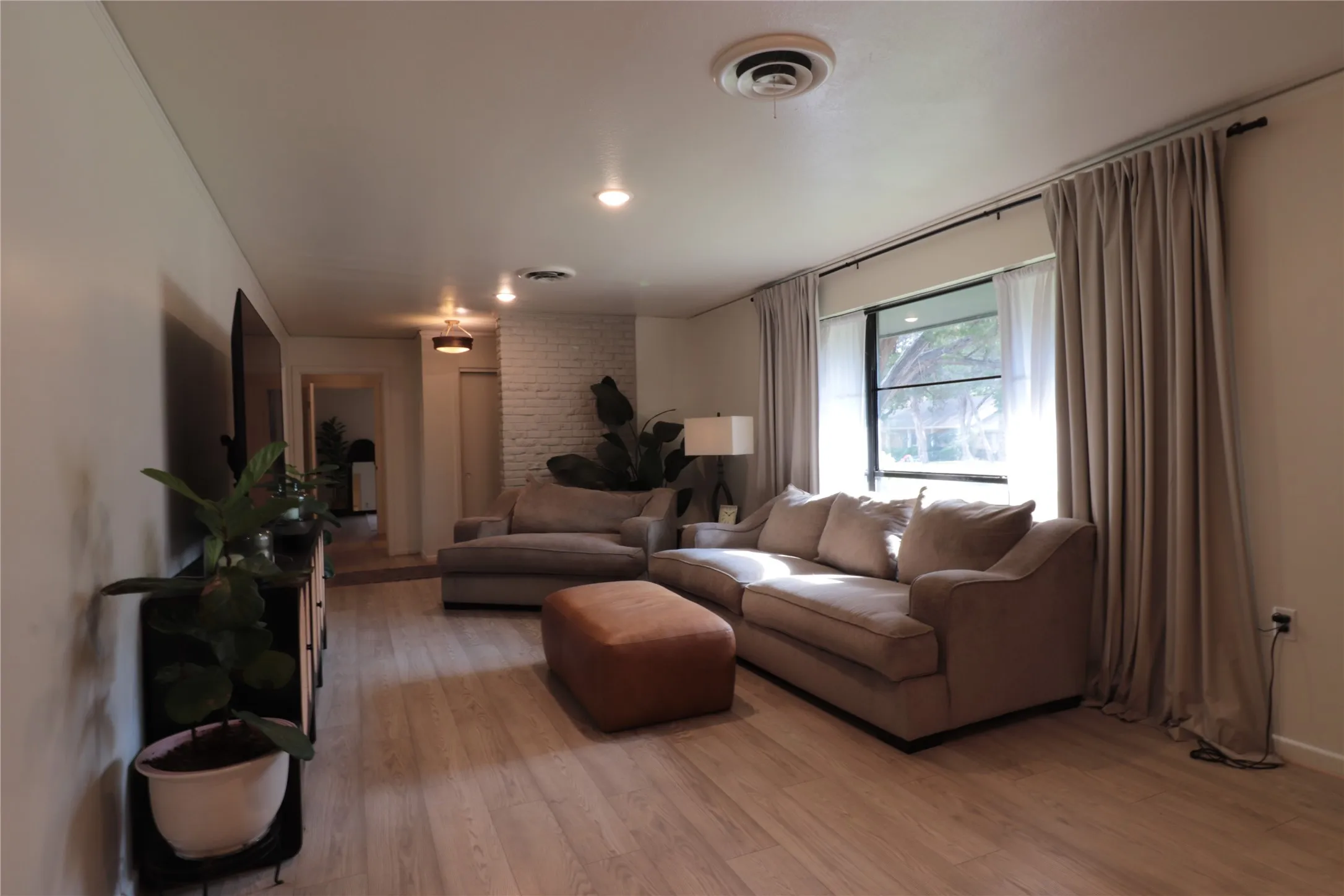 Single Family Residence For Sale in Mc Lennan County , 4617 Scottwood Drive, Waco, Texas 76708, 3 Bedroom, 3 Bathroom, 2 Garage spaces, 2,639 Sqft, built in 1959, mls#21380116, Real Estate Agent in Waco, Homes For Sale in Mc Lennan county, Homes For Sale in Waco, Realtor in Waco Texas, Real Estate Brokerage Independent Realty Texas, Luminita Cordes Realtor