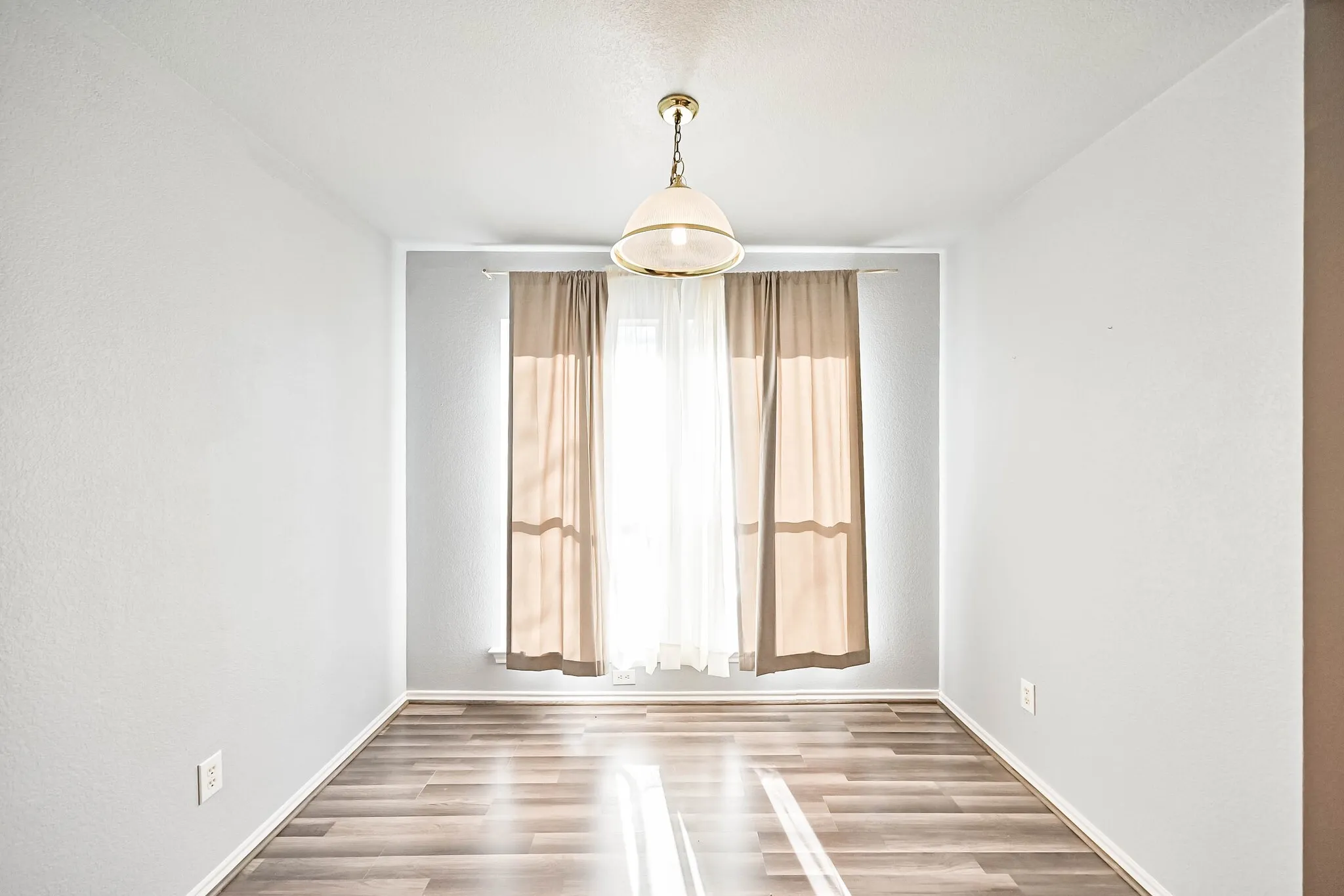 Single Family Residence For Rent in Johnson County , 415 Preston Drive, Cleburne, Texas 76033, 3 Bedroom, 2 Bathroom, 2 Garage spaces, 1,284 Sqft, built in 1998, mls#21380841, Real Estate Agent in Cleburne, Homes For Rent in Johnson county, Homes For Rent in Cleburne, Realtor in Cleburne Texas, Real Estate Brokerage Independent Realty Texas, Luminita Cordes Realtor