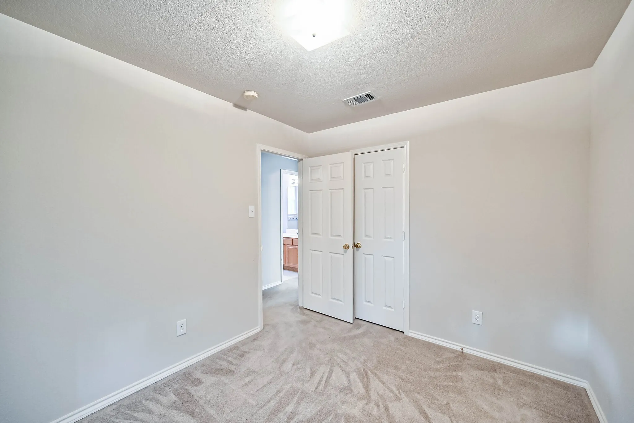 Single Family Residence For Rent in Johnson County , 415 Preston Drive, Cleburne, Texas 76033, 3 Bedroom, 2 Bathroom, 2 Garage spaces, 1,284 Sqft, built in 1998, mls#21380841, Real Estate Agent in Cleburne, Homes For Rent in Johnson county, Homes For Rent in Cleburne, Realtor in Cleburne Texas, Real Estate Brokerage Independent Realty Texas, Luminita Cordes Realtor