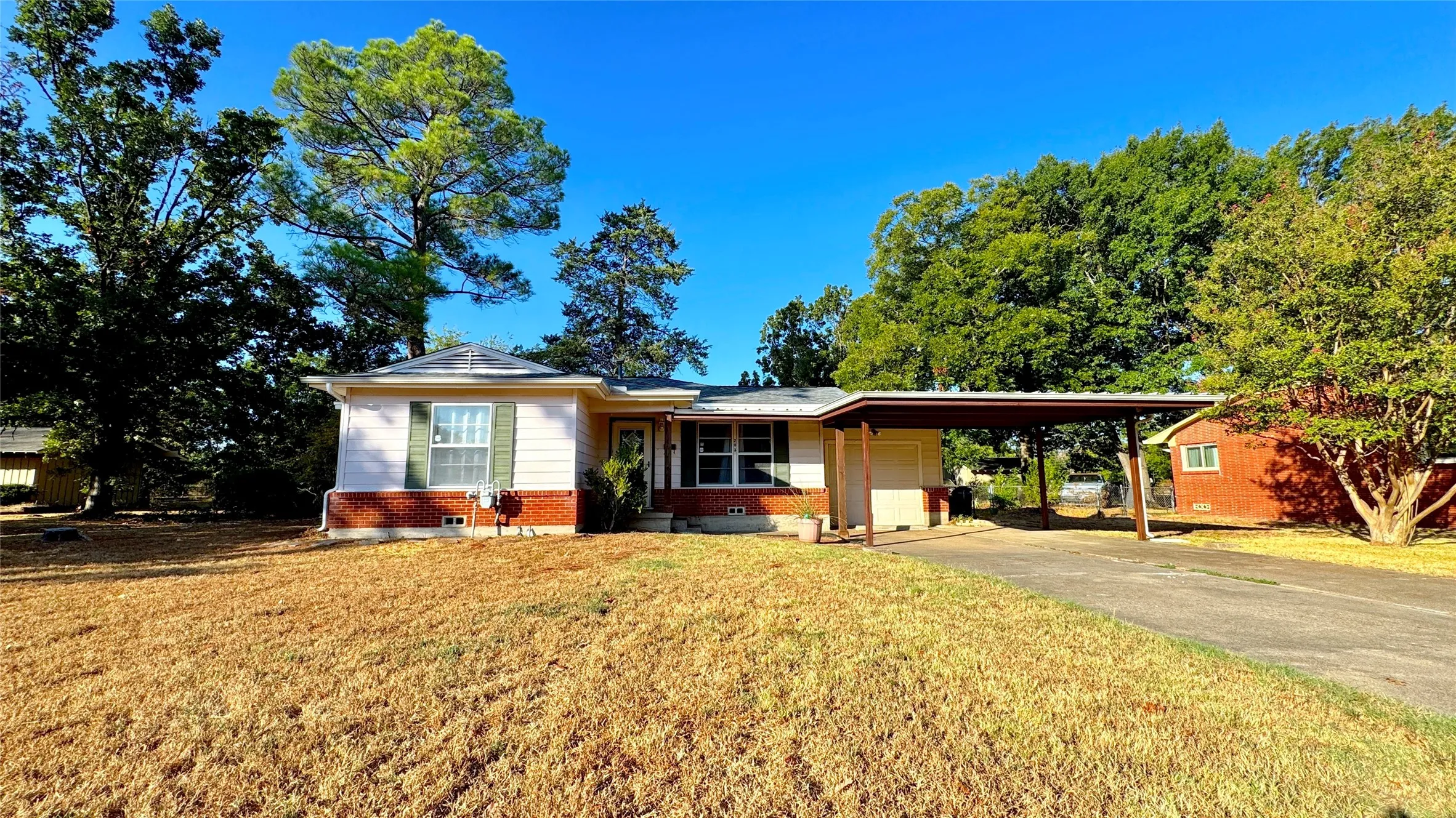 Single Family Residence For Sale in Kaufman County , 205 Davidson Drive, Terrell, Texas 75160, 2 Bedroom, 1 Bathroom, Garage spaces, 1,148 Sqft, built in 1955, mls#21381659, Real Estate Agent in Terrell, Homes For Sale in Kaufman county, Homes For Sale in Terrell, Realtor in Terrell Texas, Real Estate Brokerage Independent Realty Texas, Luminita Cordes Realtor