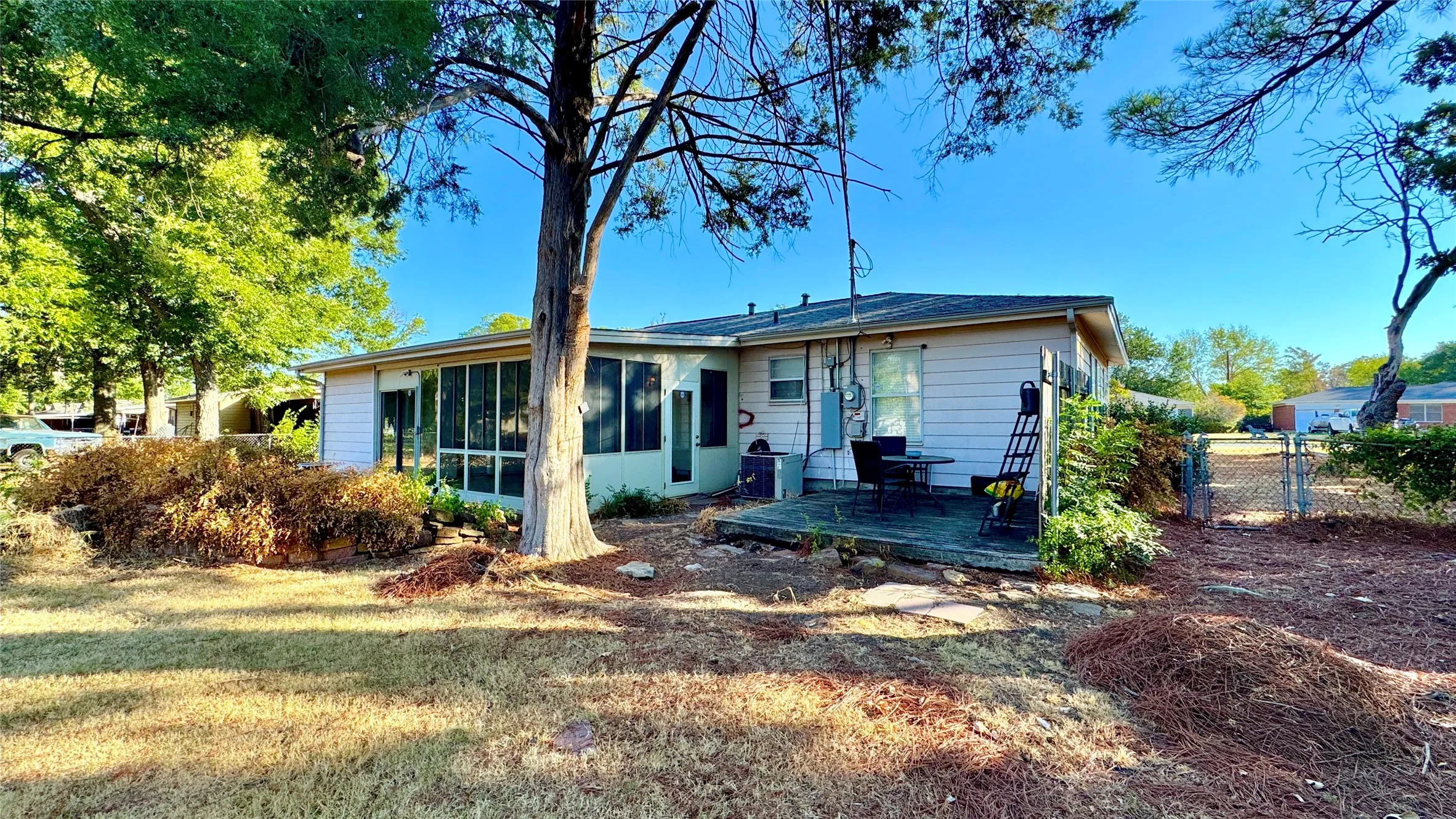 Single Family Residence For Sale in Kaufman County , 205 Davidson Drive, Terrell, Texas 75160, 2 Bedroom, 1 Bathroom, Garage spaces, 1,148 Sqft, built in 1955, mls#21381659, Real Estate Agent in Terrell, Homes For Sale in Kaufman county, Homes For Sale in Terrell, Realtor in Terrell Texas, Real Estate Brokerage Independent Realty Texas, Luminita Cordes Realtor