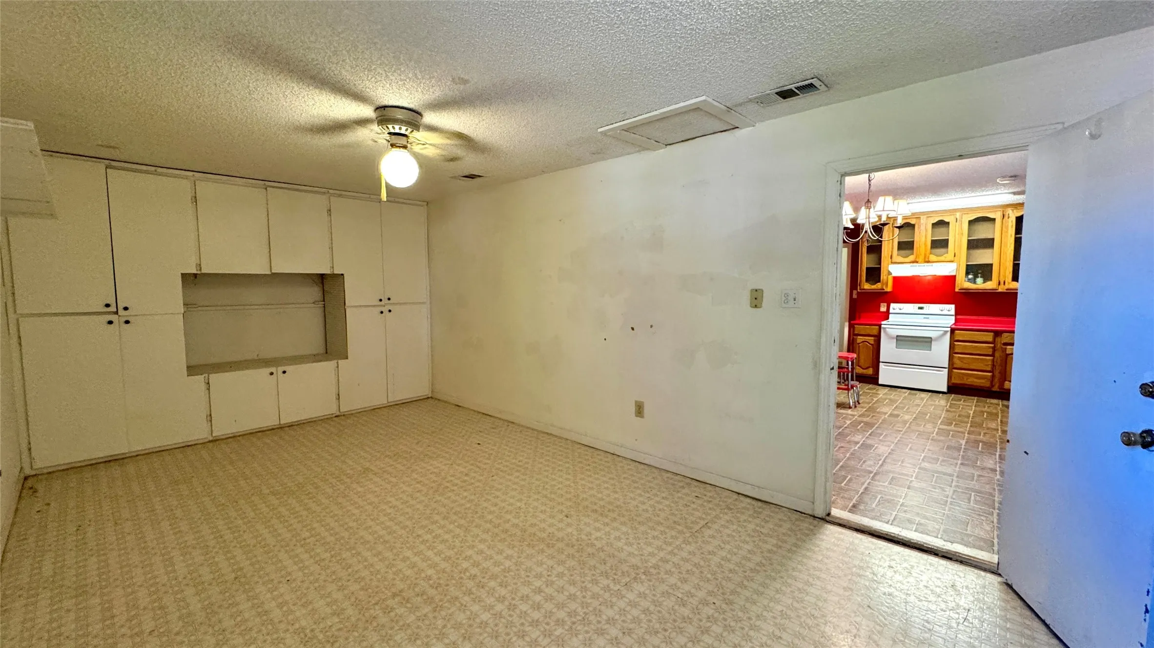 Single Family Residence For Sale in Kaufman County , 205 Davidson Drive, Terrell, Texas 75160, 2 Bedroom, 1 Bathroom, Garage spaces, 1,148 Sqft, built in 1955, mls#21381659, Real Estate Agent in Terrell, Homes For Sale in Kaufman county, Homes For Sale in Terrell, Realtor in Terrell Texas, Real Estate Brokerage Independent Realty Texas, Luminita Cordes Realtor