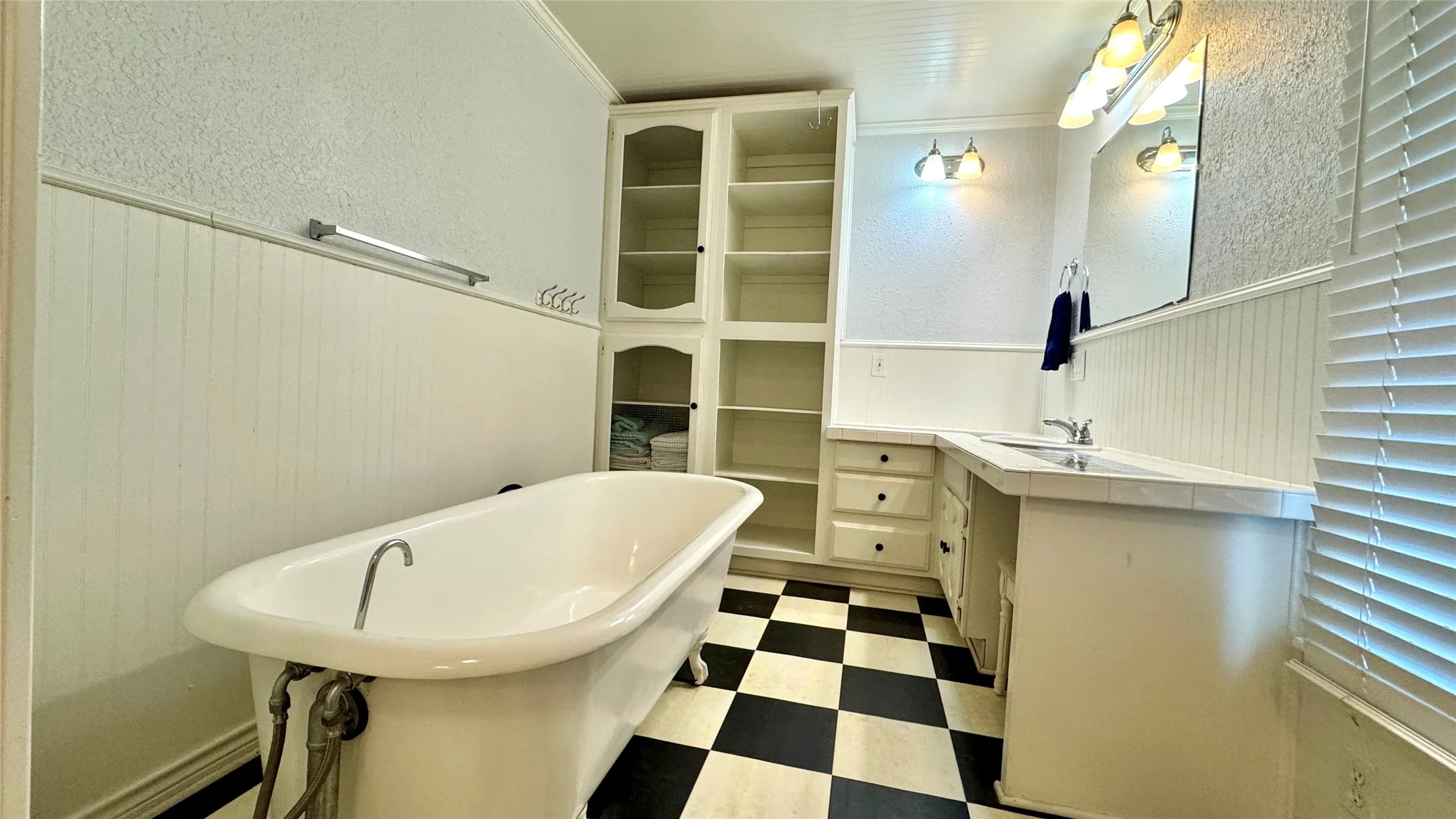 Single Family Residence For Sale in Kaufman County , 205 Davidson Drive, Terrell, Texas 75160, 2 Bedroom, 1 Bathroom, Garage spaces, 1,148 Sqft, built in 1955, mls#21381659, Real Estate Agent in Terrell, Homes For Sale in Kaufman county, Homes For Sale in Terrell, Realtor in Terrell Texas, Real Estate Brokerage Independent Realty Texas, Luminita Cordes Realtor