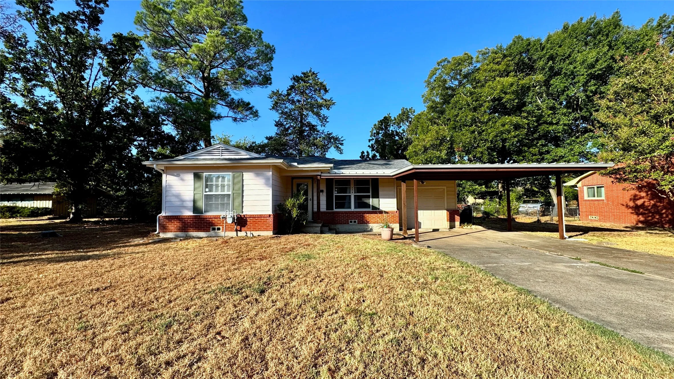 Single Family Residence For Sale in Kaufman County , 205 Davidson Drive, Terrell, Texas 75160, 2 Bedroom, 1 Bathroom, Garage spaces, 1,148 Sqft, built in 1955, mls#21381659, Real Estate Agent in Terrell, Homes For Sale in Kaufman county, Homes For Sale in Terrell, Realtor in Terrell Texas, Real Estate Brokerage Independent Realty Texas, Luminita Cordes Realtor