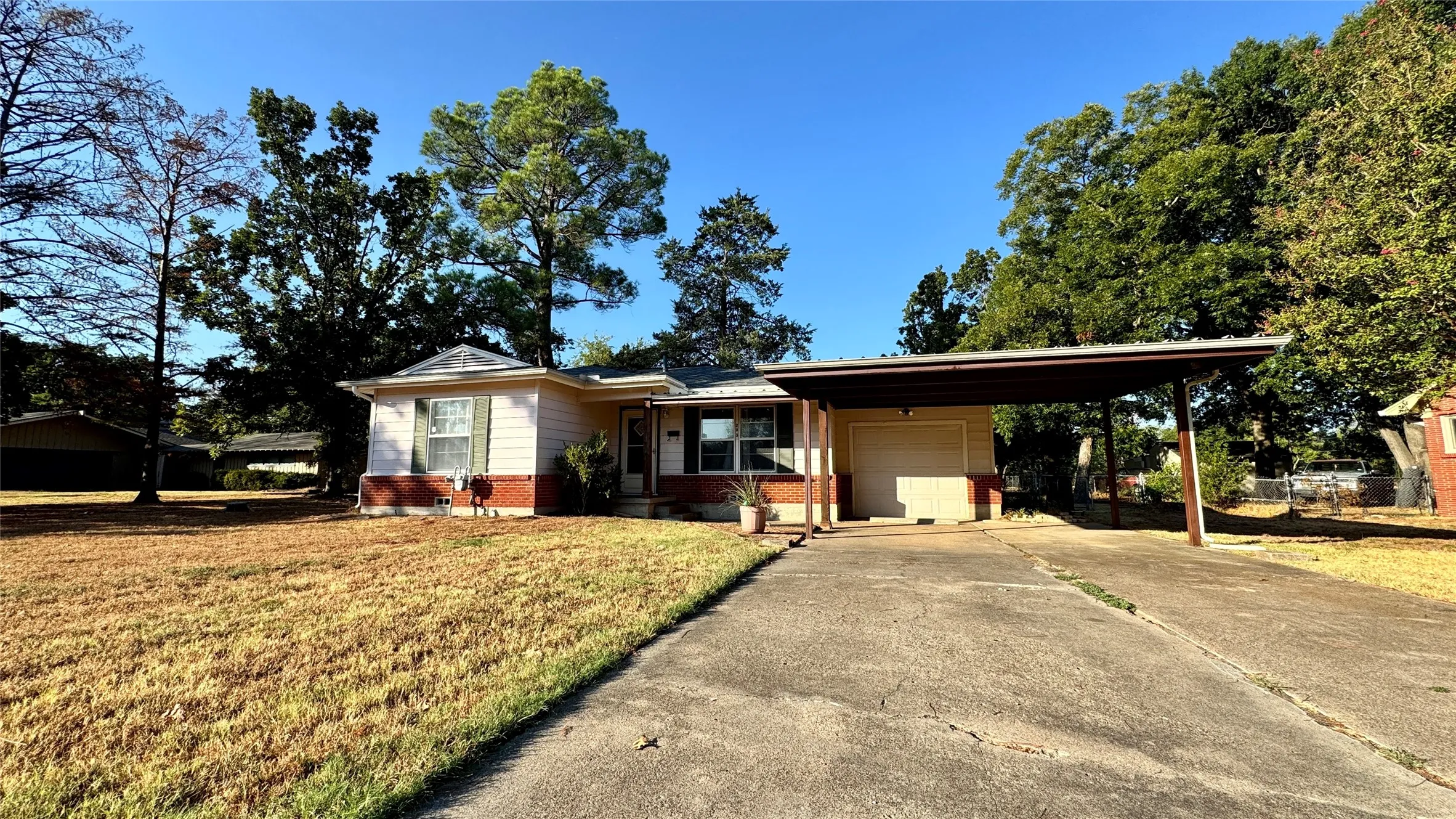 Single Family Residence For Sale in Kaufman County , 205 Davidson Drive, Terrell, Texas 75160, 2 Bedroom, 1 Bathroom, Garage spaces, 1,148 Sqft, built in 1955, mls#21381659, Real Estate Agent in Terrell, Homes For Sale in Kaufman county, Homes For Sale in Terrell, Realtor in Terrell Texas, Real Estate Brokerage Independent Realty Texas, Luminita Cordes Realtor