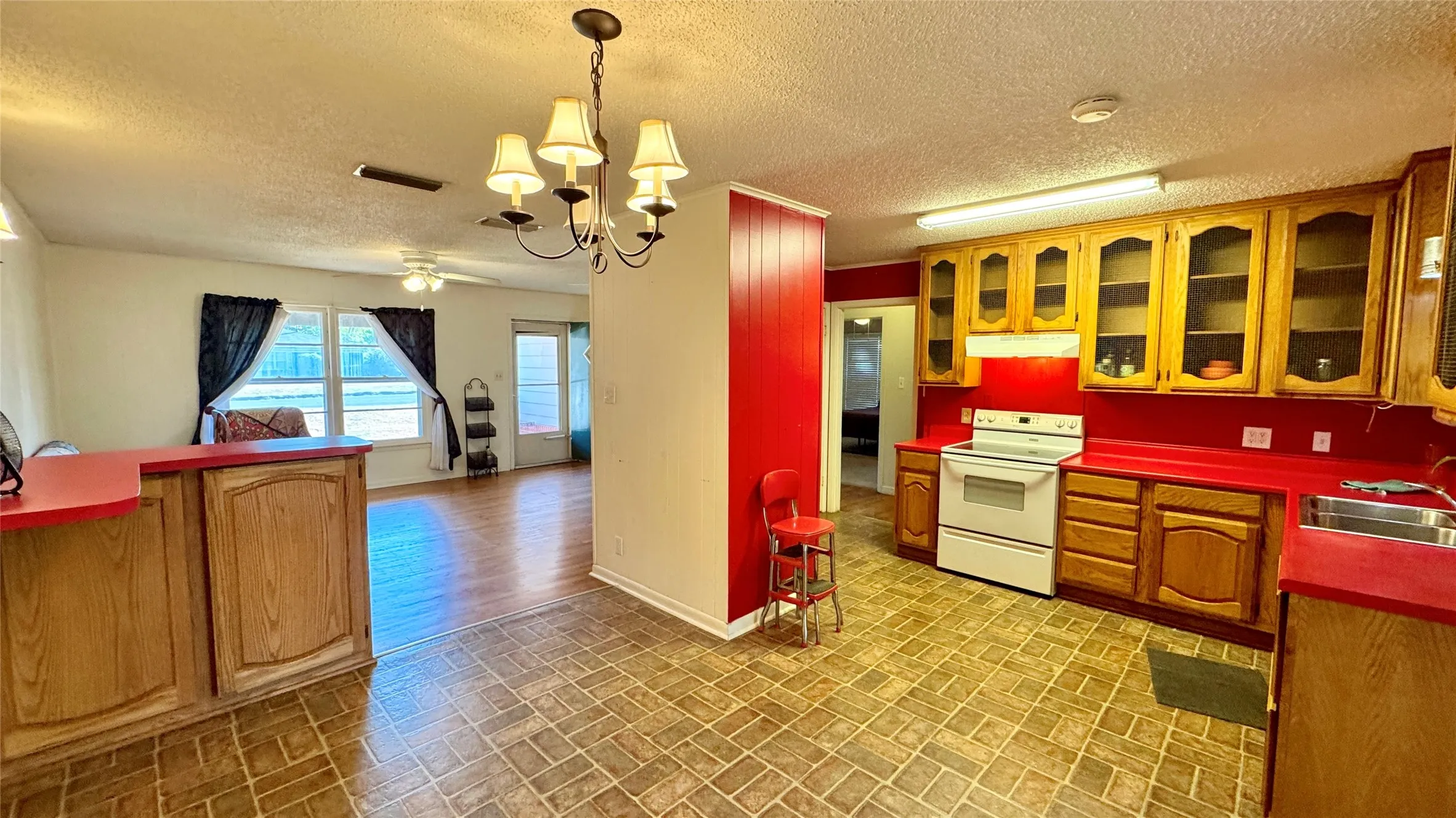 Single Family Residence For Sale in Kaufman County , 205 Davidson Drive, Terrell, Texas 75160, 2 Bedroom, 1 Bathroom, Garage spaces, 1,148 Sqft, built in 1955, mls#21381659, Real Estate Agent in Terrell, Homes For Sale in Kaufman county, Homes For Sale in Terrell, Realtor in Terrell Texas, Real Estate Brokerage Independent Realty Texas, Luminita Cordes Realtor