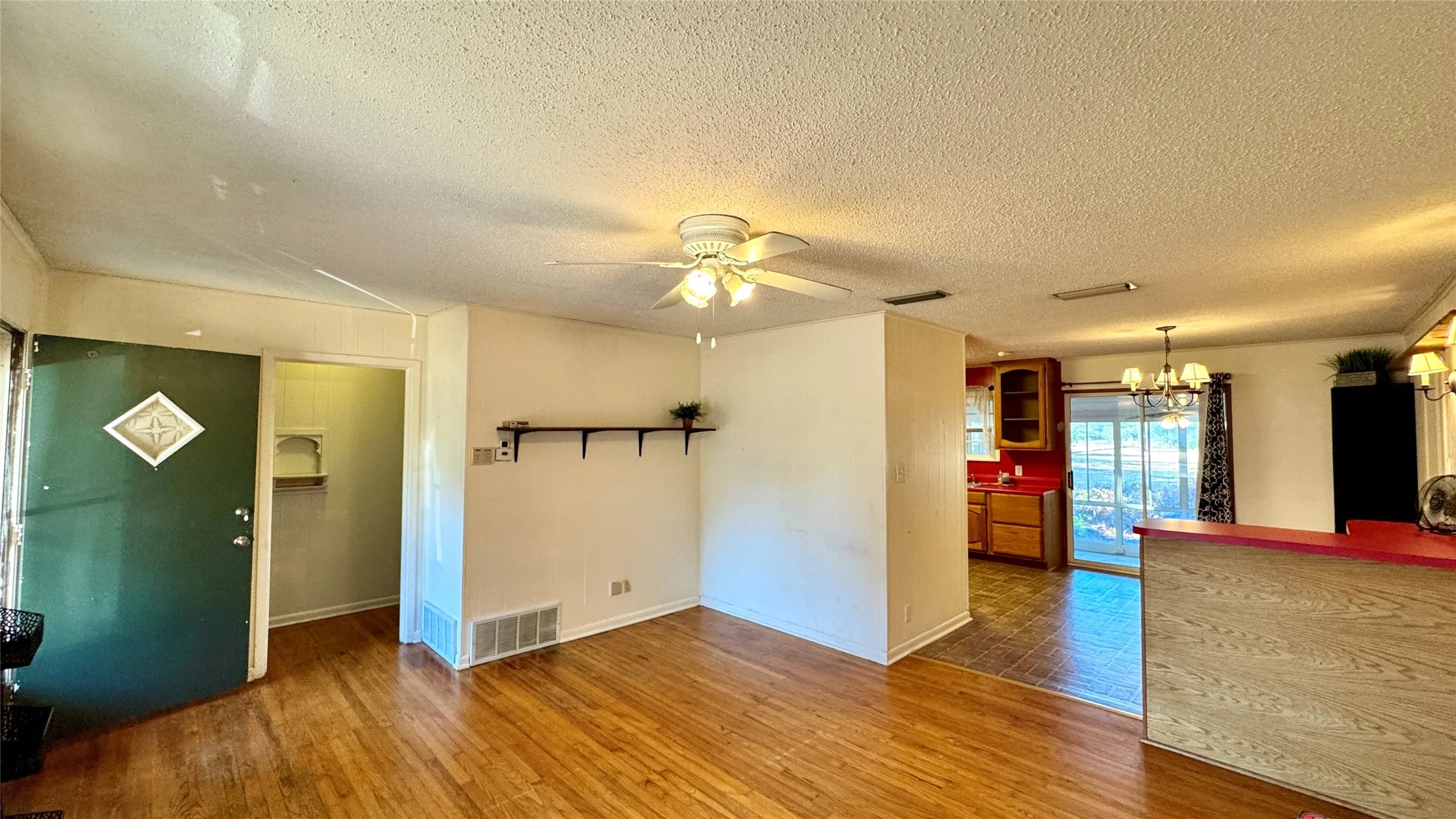 Single Family Residence For Sale in Kaufman County , 205 Davidson Drive, Terrell, Texas 75160, 2 Bedroom, 1 Bathroom, Garage spaces, 1,148 Sqft, built in 1955, mls#21381659, Real Estate Agent in Terrell, Homes For Sale in Kaufman county, Homes For Sale in Terrell, Realtor in Terrell Texas, Real Estate Brokerage Independent Realty Texas, Luminita Cordes Realtor