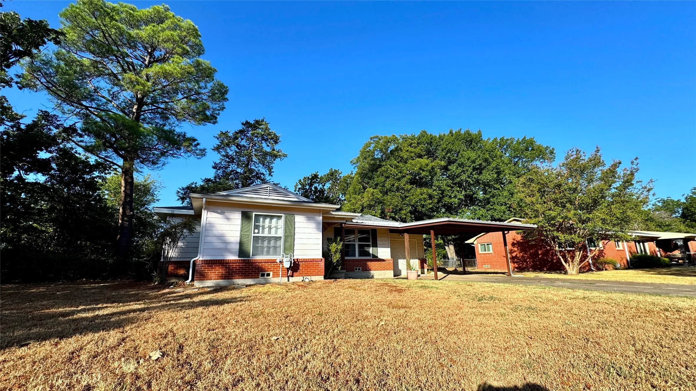 Single Family Residence For Sale in Kaufman County , 205 Davidson Drive, Terrell, Texas 75160, 2 Bedroom, 1 Bathroom, Garage spaces, 1,148 Sqft, built in 1955, mls#21381659, Real Estate Agent in Terrell, Homes For Sale in Kaufman county, Homes For Sale in Terrell, Realtor in Terrell Texas, Real Estate Brokerage Independent Realty Texas, Luminita Cordes Realtor