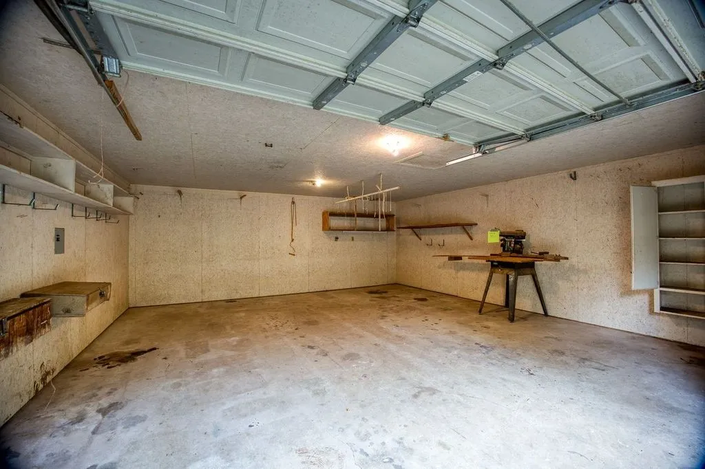 Single Family Residence For Sale in Anderson County , 4233 An County Road 163, Palestine, Texas 75801, 4 Bedroom, 2 Bathroom, 2 Garage spaces, 1,624 Sqft, built in 1900, mls#21381698, Real Estate Agent in Palestine, Homes For Sale in Anderson county, Homes For Sale in Palestine, Realtor in Palestine Texas, Real Estate Brokerage Independent Realty Texas, Luminita Cordes Realtor