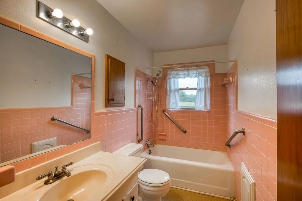 Single Family Residence For Sale in Anderson County , 4233 An County Road 163, Palestine, Texas 75801, 4 Bedroom, 2 Bathroom, 2 Garage spaces, 1,624 Sqft, built in 1900, mls#21381698, Real Estate Agent in Palestine, Homes For Sale in Anderson county, Homes For Sale in Palestine, Realtor in Palestine Texas, Real Estate Brokerage Independent Realty Texas, Luminita Cordes Realtor