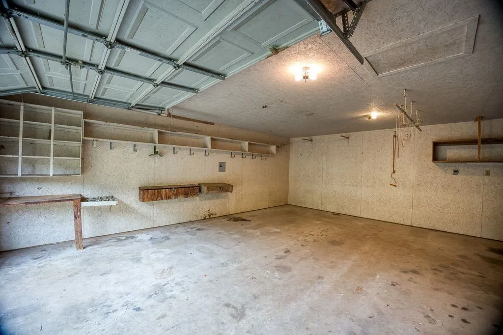 Single Family Residence For Sale in Anderson County , 4233 An County Road 163, Palestine, Texas 75801, 4 Bedroom, 2 Bathroom, 2 Garage spaces, 1,624 Sqft, built in 1900, mls#21381698, Real Estate Agent in Palestine, Homes For Sale in Anderson county, Homes For Sale in Palestine, Realtor in Palestine Texas, Real Estate Brokerage Independent Realty Texas, Luminita Cordes Realtor