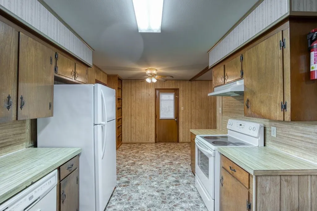 Single Family Residence For Sale in Anderson County , 4233 An County Road 163, Palestine, Texas 75801, 4 Bedroom, 2 Bathroom, 2 Garage spaces, 1,624 Sqft, built in 1900, mls#21381698, Real Estate Agent in Palestine, Homes For Sale in Anderson county, Homes For Sale in Palestine, Realtor in Palestine Texas, Real Estate Brokerage Independent Realty Texas, Luminita Cordes Realtor