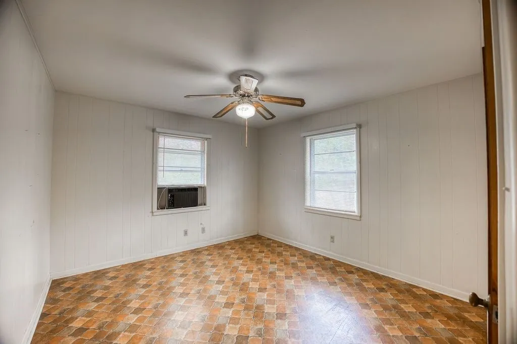 Single Family Residence For Sale in Anderson County , 4233 An County Road 163, Palestine, Texas 75801, 4 Bedroom, 2 Bathroom, 2 Garage spaces, 1,624 Sqft, built in 1900, mls#21381698, Real Estate Agent in Palestine, Homes For Sale in Anderson county, Homes For Sale in Palestine, Realtor in Palestine Texas, Real Estate Brokerage Independent Realty Texas, Luminita Cordes Realtor