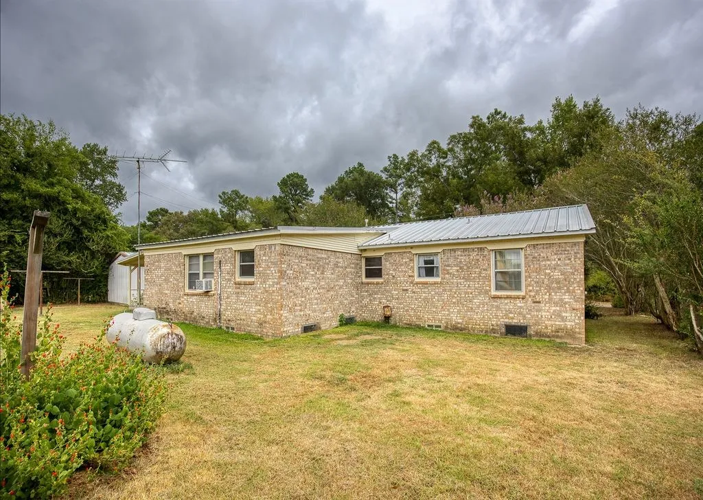 Single Family Residence For Sale in Anderson County , 4233 An County Road 163, Palestine, Texas 75801, 4 Bedroom, 2 Bathroom, 2 Garage spaces, 1,624 Sqft, built in 1900, mls#21381698, Real Estate Agent in Palestine, Homes For Sale in Anderson county, Homes For Sale in Palestine, Realtor in Palestine Texas, Real Estate Brokerage Independent Realty Texas, Luminita Cordes Realtor