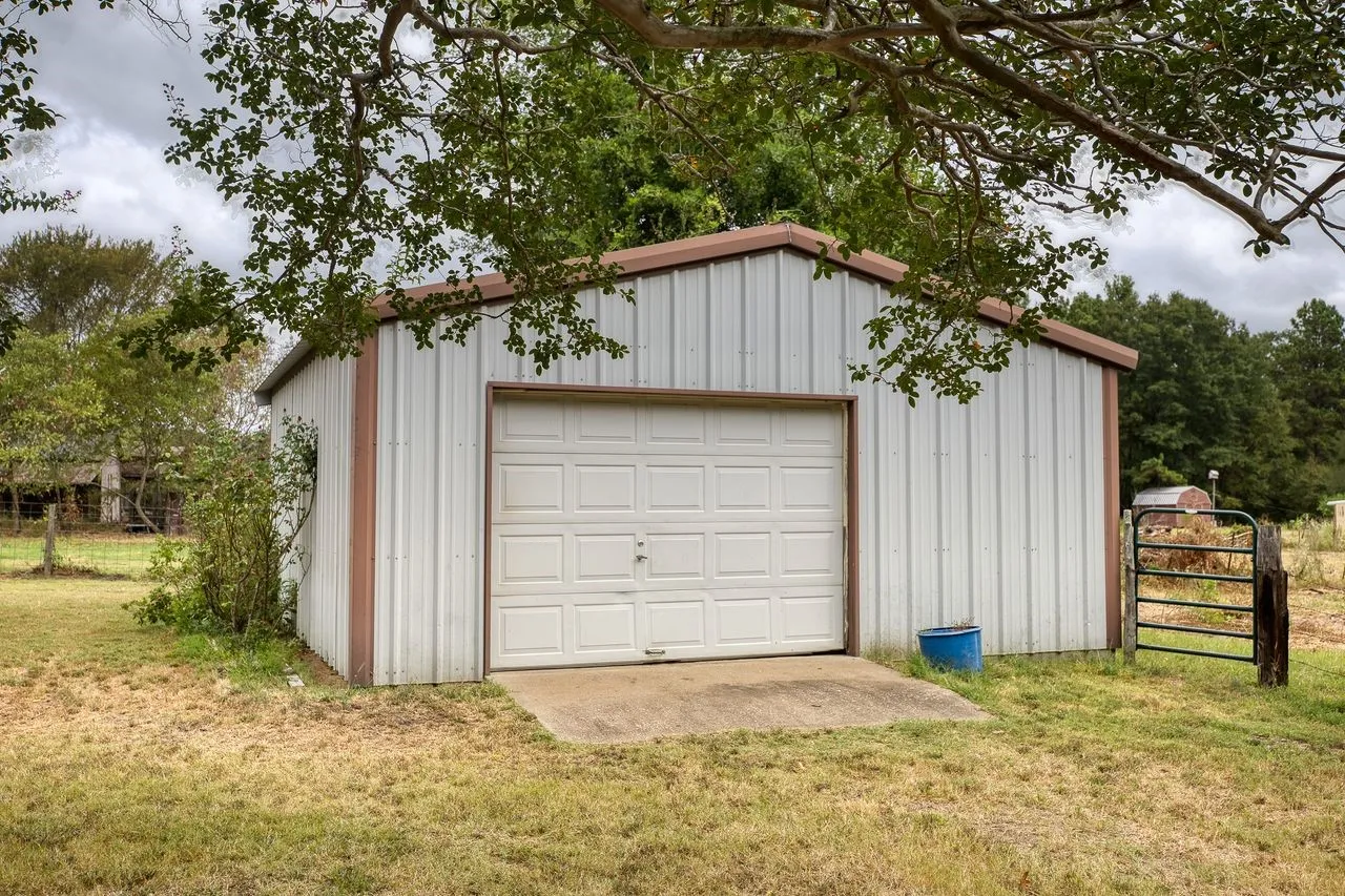 Single Family Residence For Sale in Anderson County , 4233 An County Road 163, Palestine, Texas 75801, 4 Bedroom, 2 Bathroom, 2 Garage spaces, 1,624 Sqft, built in 1900, mls#21381698, Real Estate Agent in Palestine, Homes For Sale in Anderson county, Homes For Sale in Palestine, Realtor in Palestine Texas, Real Estate Brokerage Independent Realty Texas, Luminita Cordes Realtor