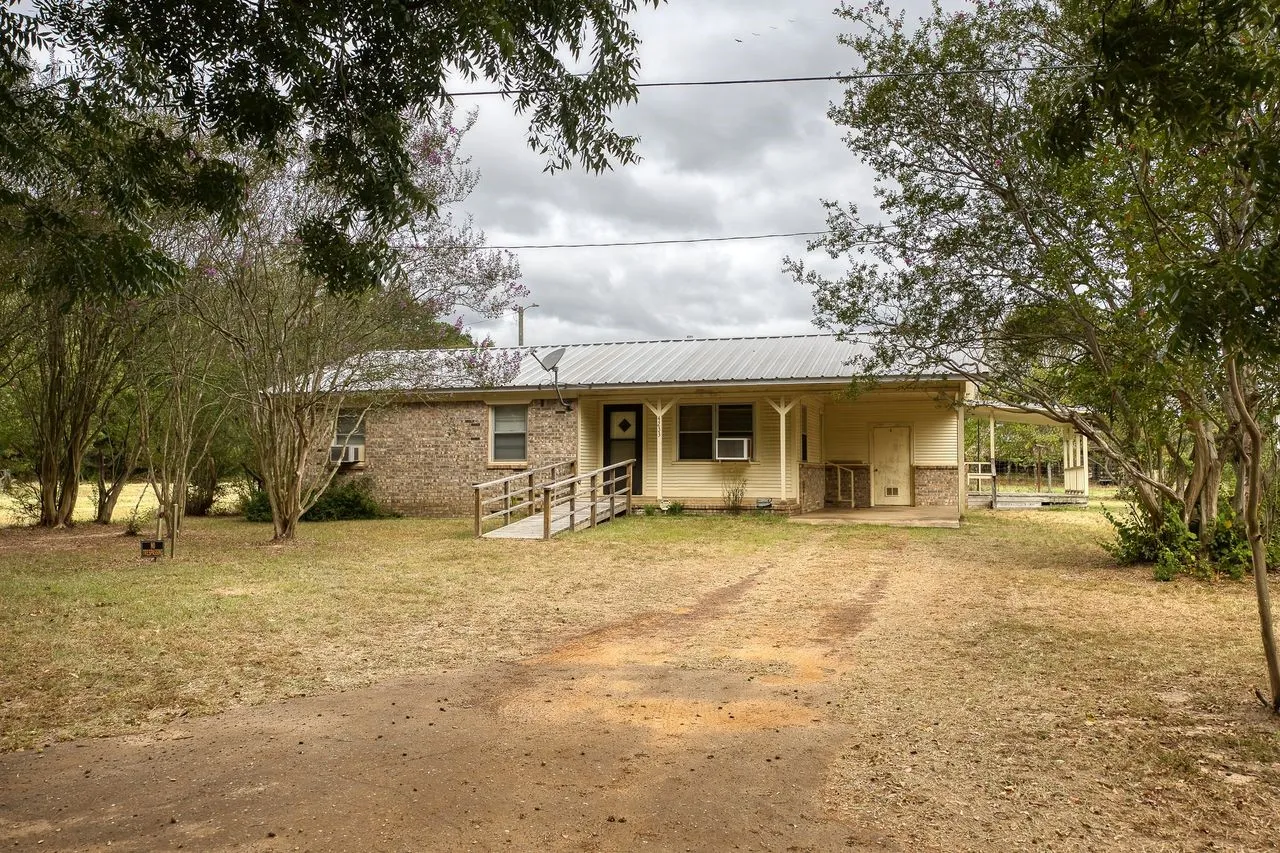 Single Family Residence For Sale in Anderson County , 4233 An County Road 163, Palestine, Texas 75801, 4 Bedroom, 2 Bathroom, 2 Garage spaces, 1,624 Sqft, built in 1900, mls#21381698, Real Estate Agent in Palestine, Homes For Sale in Anderson county, Homes For Sale in Palestine, Realtor in Palestine Texas, Real Estate Brokerage Independent Realty Texas, Luminita Cordes Realtor