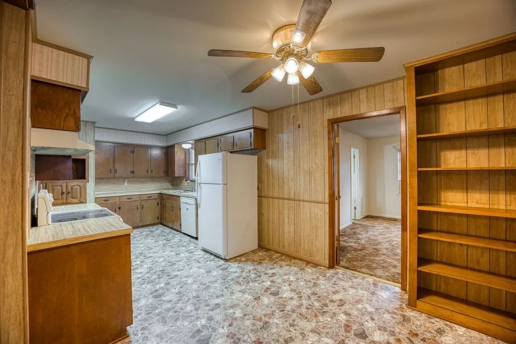 Single Family Residence For Sale in Anderson County , 4233 An County Road 163, Palestine, Texas 75801, 4 Bedroom, 2 Bathroom, 2 Garage spaces, 1,624 Sqft, built in 1900, mls#21381698, Real Estate Agent in Palestine, Homes For Sale in Anderson county, Homes For Sale in Palestine, Realtor in Palestine Texas, Real Estate Brokerage Independent Realty Texas, Luminita Cordes Realtor