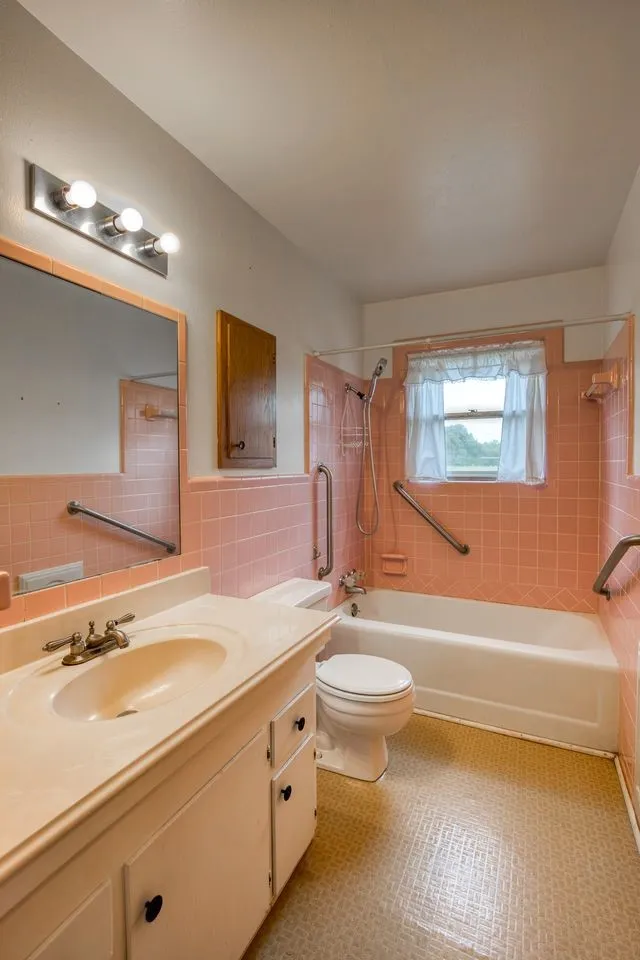 Single Family Residence For Sale in Anderson County , 4233 An County Road 163, Palestine, Texas 75801, 4 Bedroom, 2 Bathroom, 2 Garage spaces, 1,624 Sqft, built in 1900, mls#21381698, Real Estate Agent in Palestine, Homes For Sale in Anderson county, Homes For Sale in Palestine, Realtor in Palestine Texas, Real Estate Brokerage Independent Realty Texas, Luminita Cordes Realtor