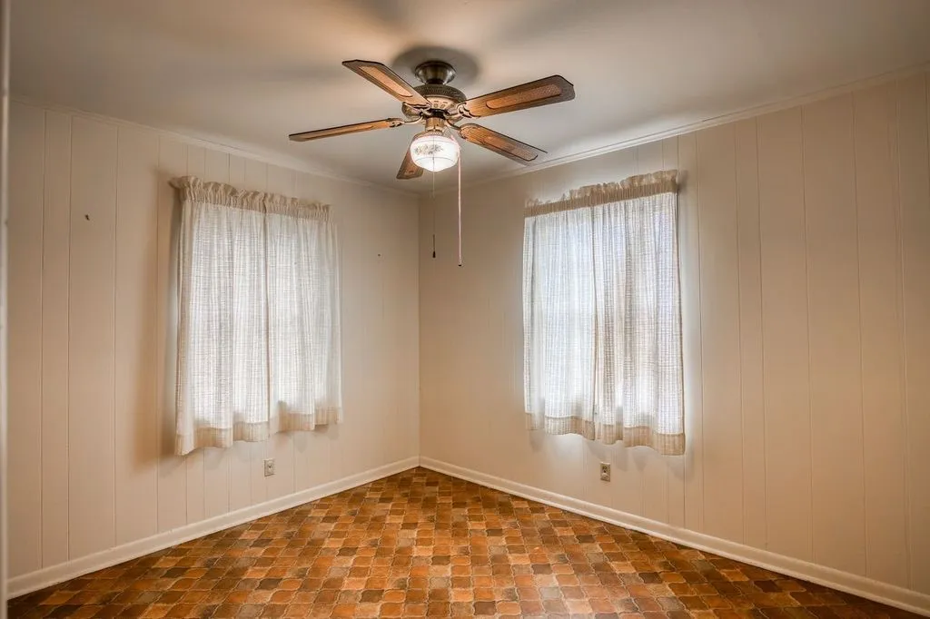 Single Family Residence For Sale in Anderson County , 4233 An County Road 163, Palestine, Texas 75801, 4 Bedroom, 2 Bathroom, 2 Garage spaces, 1,624 Sqft, built in 1900, mls#21381698, Real Estate Agent in Palestine, Homes For Sale in Anderson county, Homes For Sale in Palestine, Realtor in Palestine Texas, Real Estate Brokerage Independent Realty Texas, Luminita Cordes Realtor