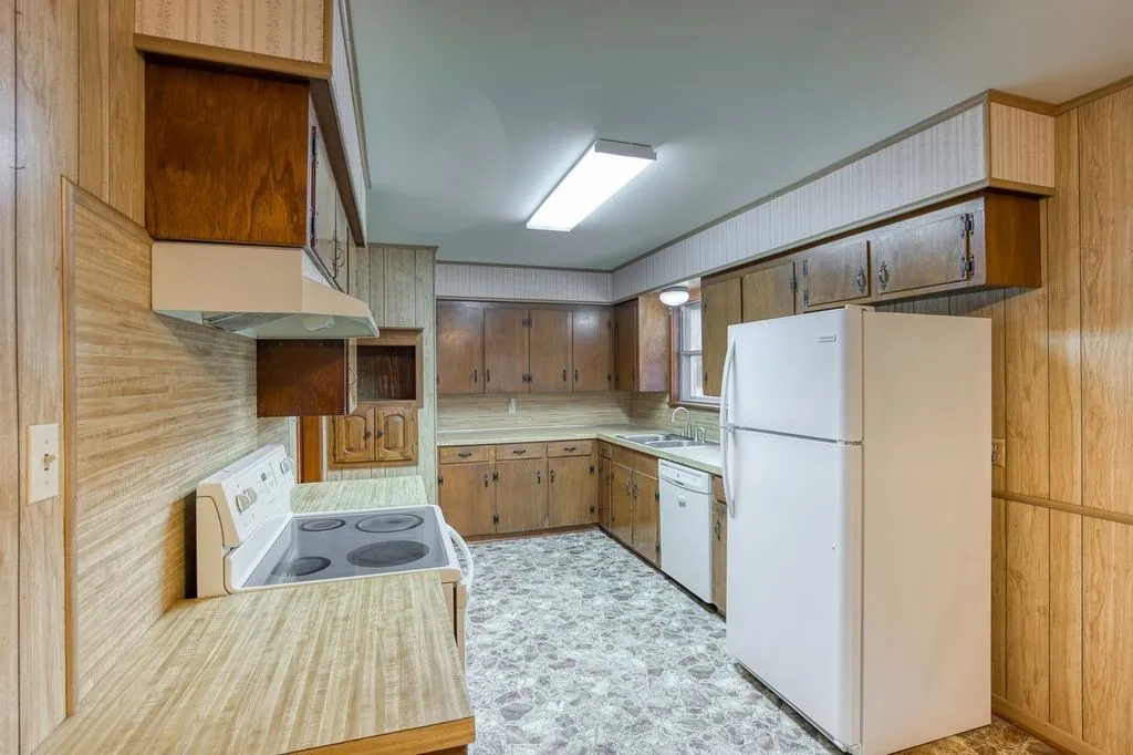 Single Family Residence For Sale in Anderson County , 4233 An County Road 163, Palestine, Texas 75801, 4 Bedroom, 2 Bathroom, 2 Garage spaces, 1,624 Sqft, built in 1900, mls#21381698, Real Estate Agent in Palestine, Homes For Sale in Anderson county, Homes For Sale in Palestine, Realtor in Palestine Texas, Real Estate Brokerage Independent Realty Texas, Luminita Cordes Realtor