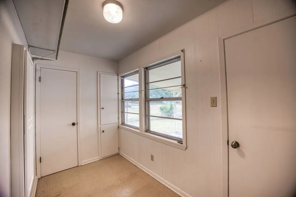 Single Family Residence For Sale in Anderson County , 4233 An County Road 163, Palestine, Texas 75801, 4 Bedroom, 2 Bathroom, 2 Garage spaces, 1,624 Sqft, built in 1900, mls#21381698, Real Estate Agent in Palestine, Homes For Sale in Anderson county, Homes For Sale in Palestine, Realtor in Palestine Texas, Real Estate Brokerage Independent Realty Texas, Luminita Cordes Realtor