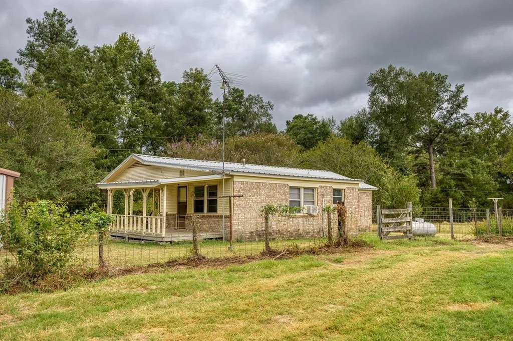 Single Family Residence For Sale in Anderson County , 4233 An County Road 163, Palestine, Texas 75801, 4 Bedroom, 2 Bathroom, 2 Garage spaces, 1,624 Sqft, built in 1900, mls#21381698, Real Estate Agent in Palestine, Homes For Sale in Anderson county, Homes For Sale in Palestine, Realtor in Palestine Texas, Real Estate Brokerage Independent Realty Texas, Luminita Cordes Realtor