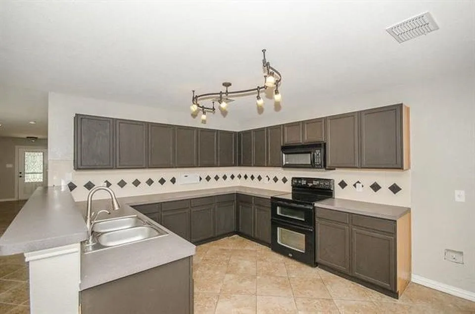 Single Family Residence For Rent in Denton County , 2152 Royal Acres Trail, Little Elm, Texas 75036, 4 Bedroom, 3 Bathroom, 2 Garage spaces, 3,406 Sqft, built in 2003, mls#21381703, Real Estate Agent in Little Elm, Homes For Rent in Denton county, Homes For Rent in Little Elm, Realtor in Little Elm Texas, Real Estate Brokerage Independent Realty Texas, Luminita Cordes Realtor