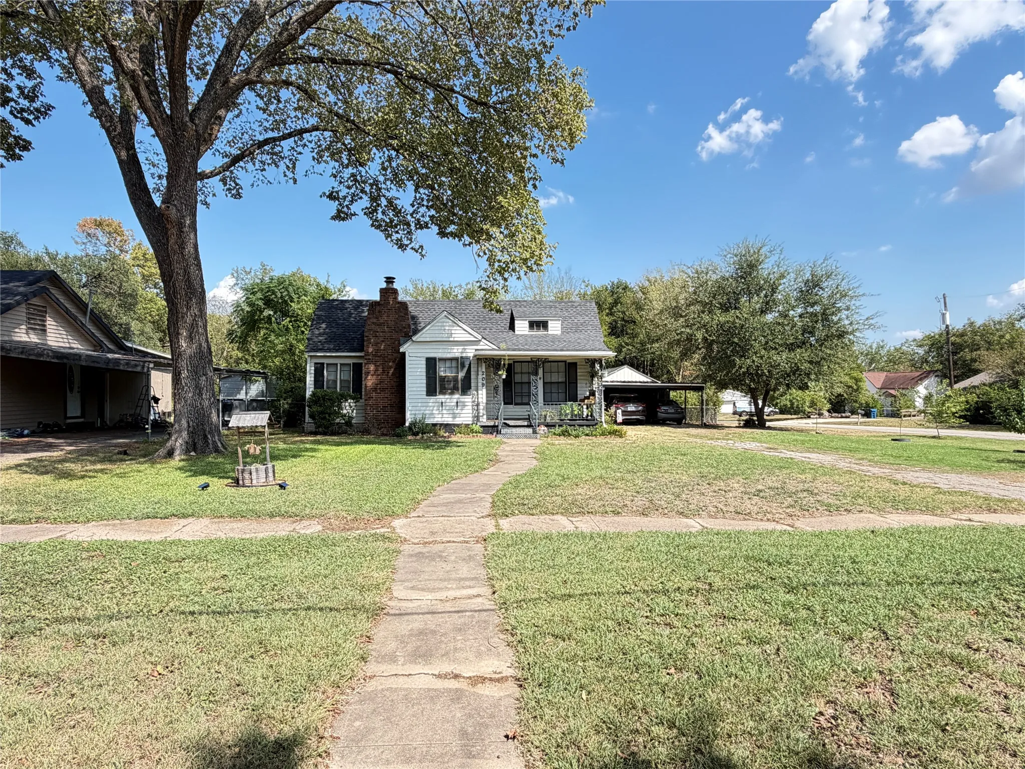 Single Family Residence For Sale in Limestone County , 209 S Canton Street, Mexia, Texas 76667, 3 Bedroom, 2 Bathroom, 2 Garage spaces, 2,251 Sqft, built in 1954, mls#21371938, Real Estate Agent in Mexia, Homes For Sale in Limestone county, Homes For Sale in Mexia, Realtor in Mexia Texas, Real Estate Brokerage Independent Realty Texas, Luminita Cordes Realtor
